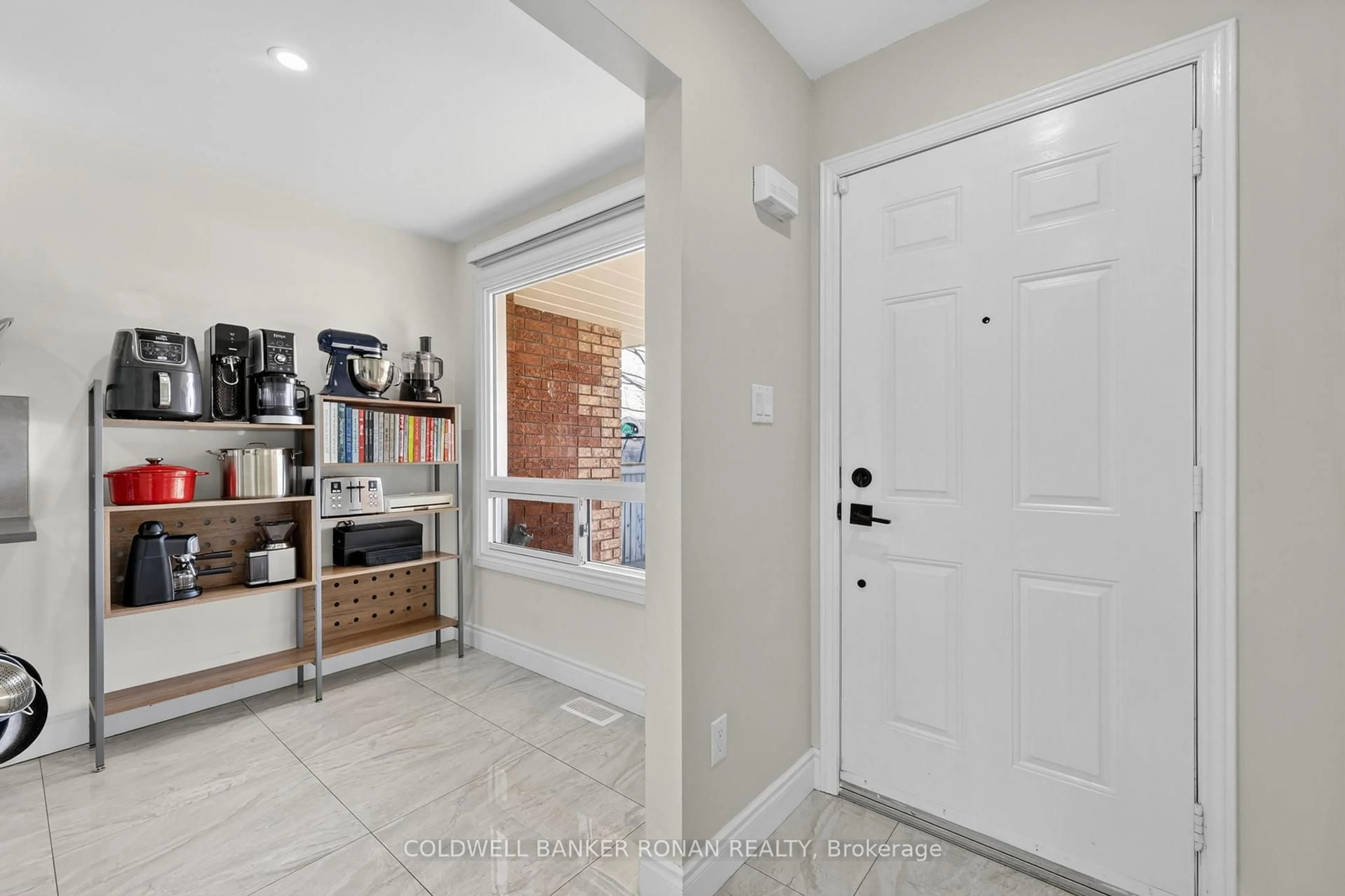 Indoor entryway for 7 Robins Lane, New Tecumseth Ontario L9R 1C5