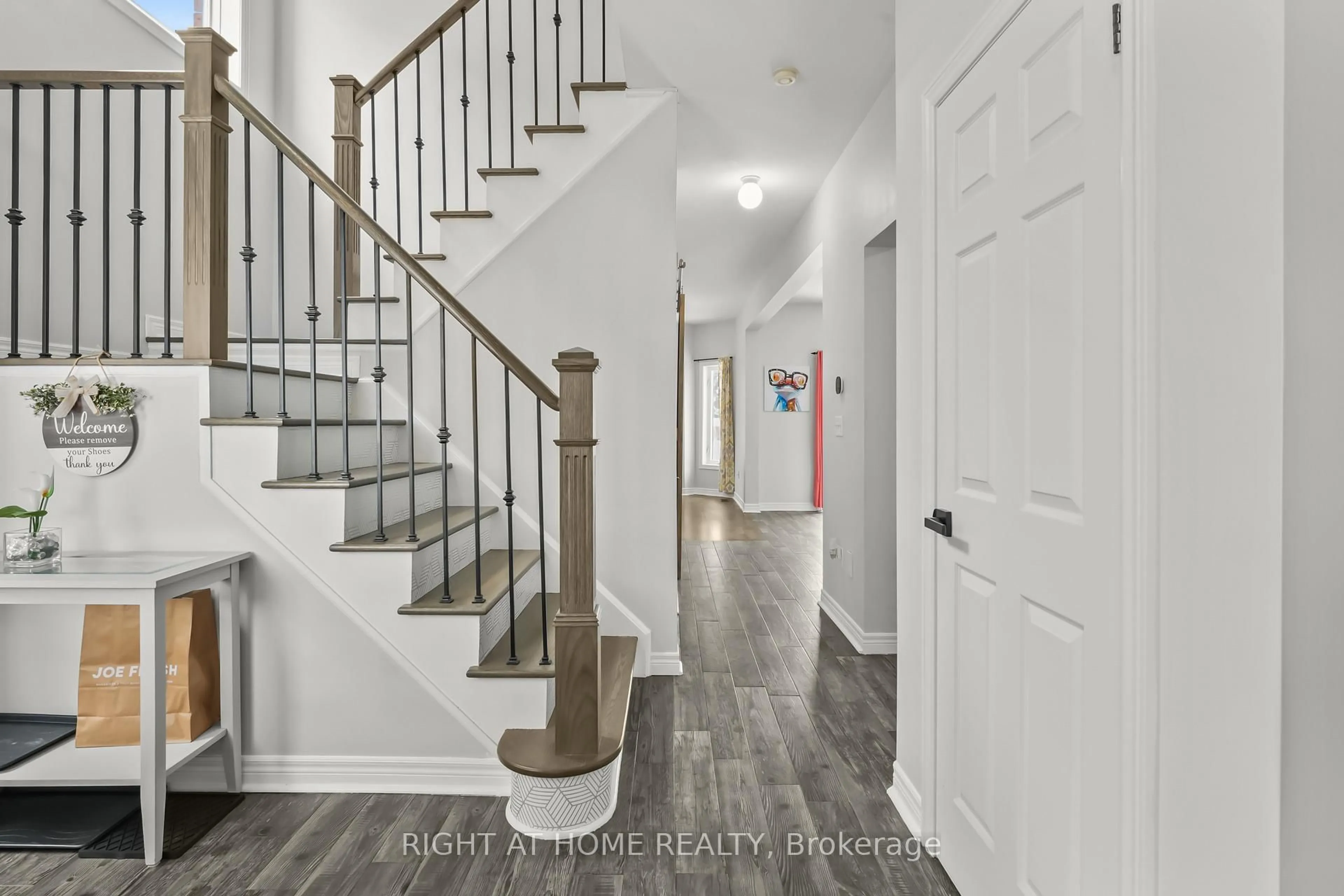 Indoor entryway for 1216 Fox Hill St, Innisfil Ontario L9S 4Y5