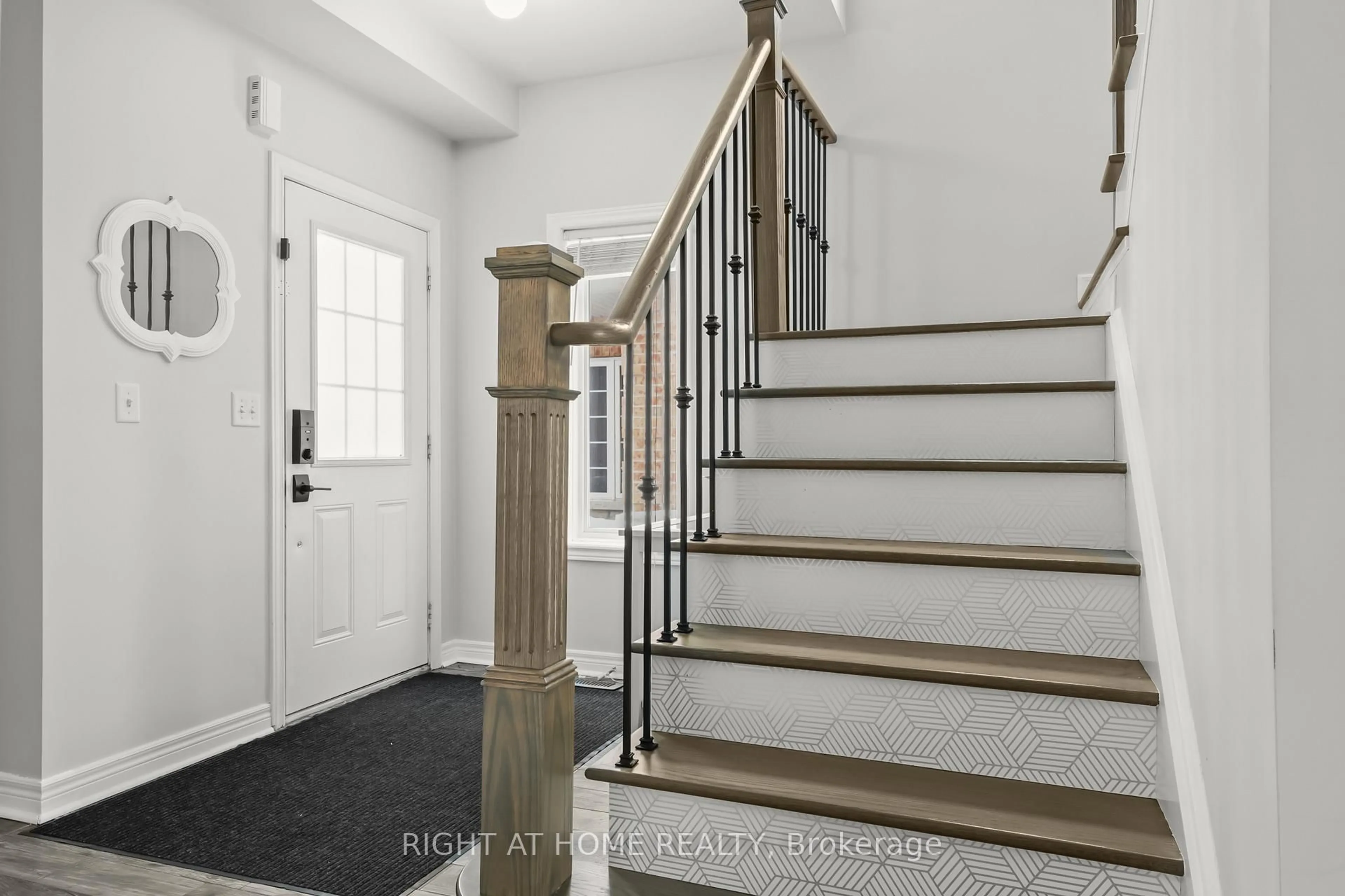 Indoor entryway for 1216 Fox Hill St, Innisfil Ontario L9S 4Y5