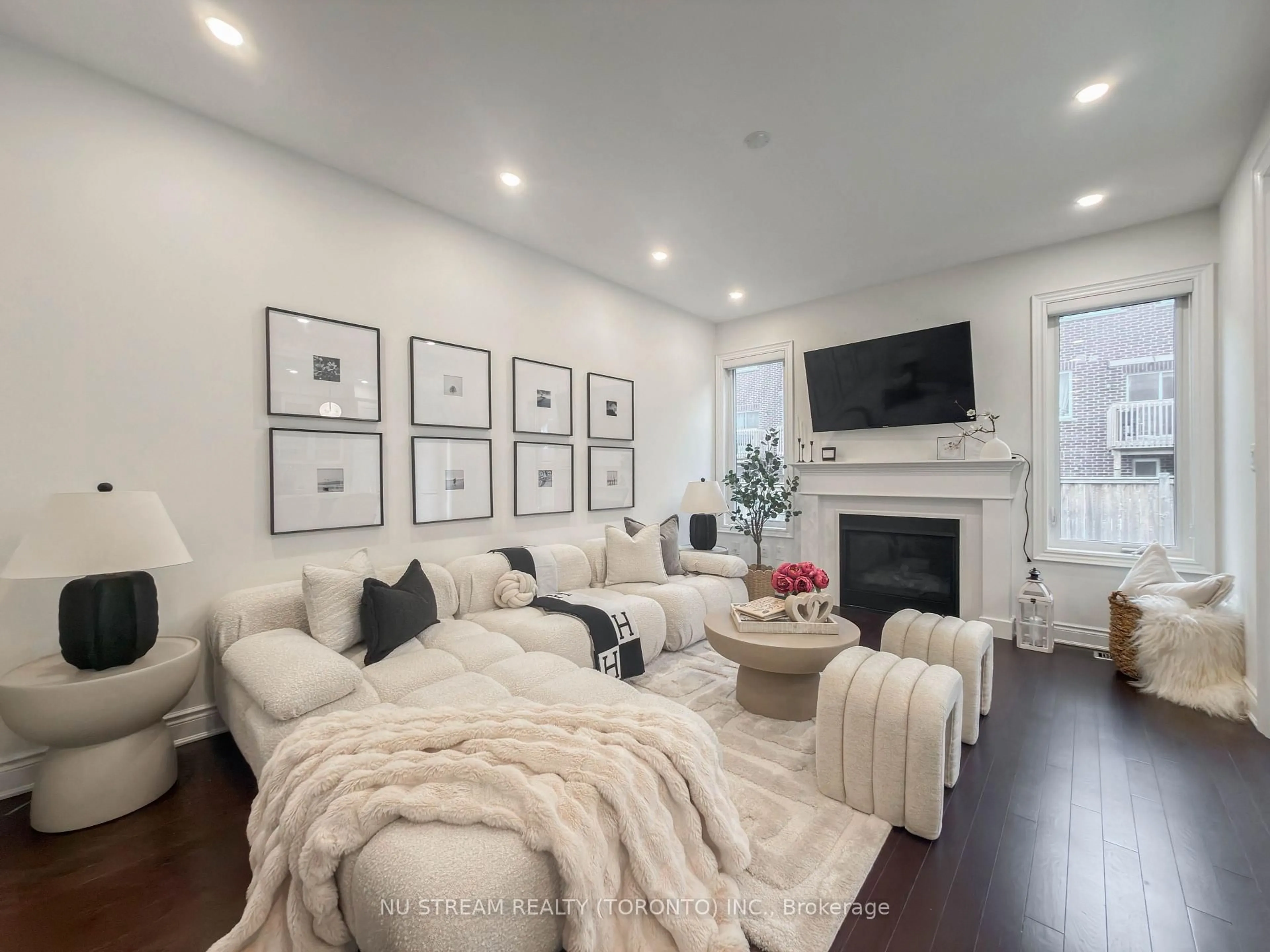 Living room with furniture, unknown for 89 Hartney Dr, Richmond Hill Ontario L4S 0K5