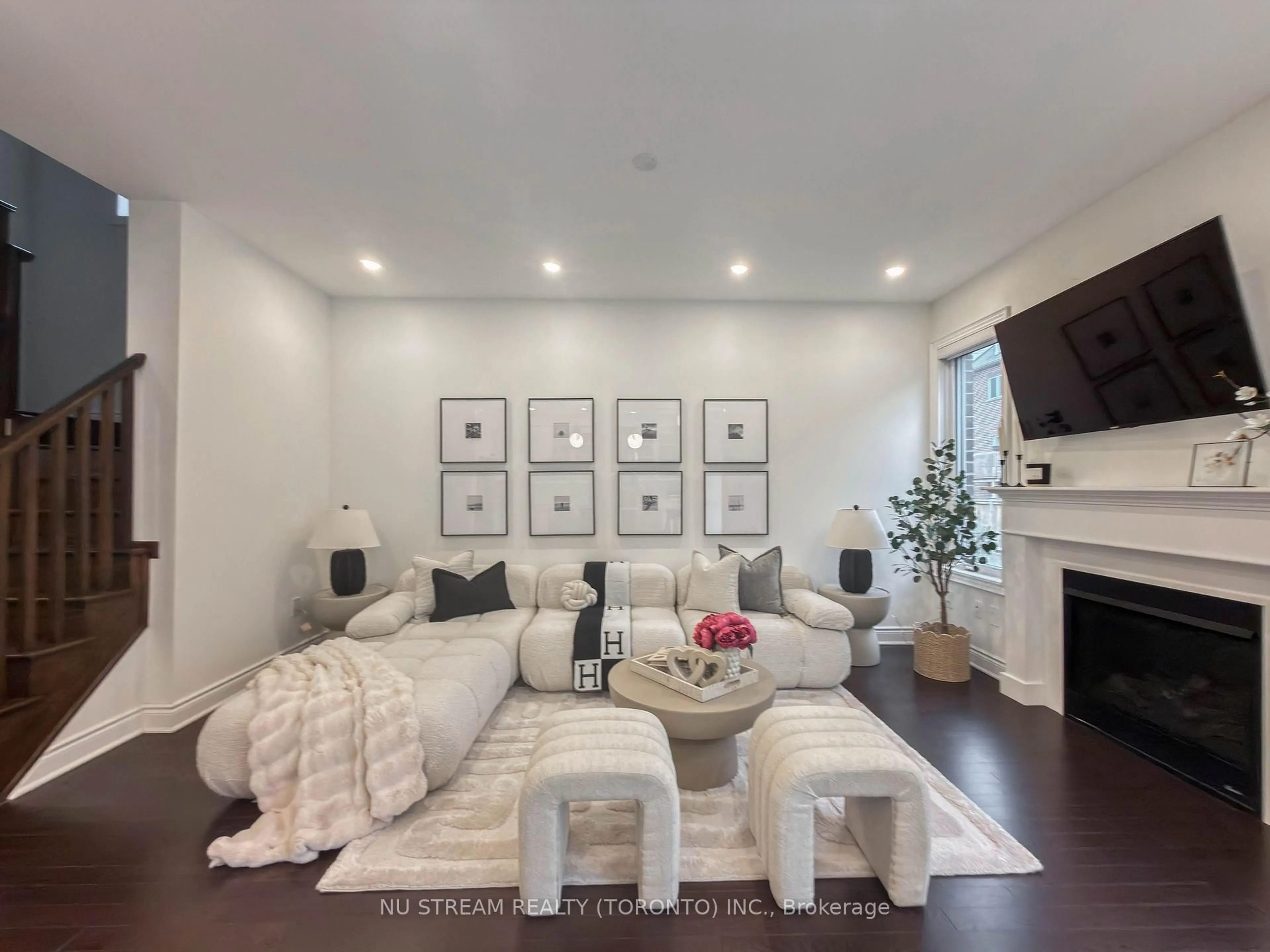 Living room with furniture, unknown for 89 Hartney Dr, Richmond Hill Ontario L4S 0K5