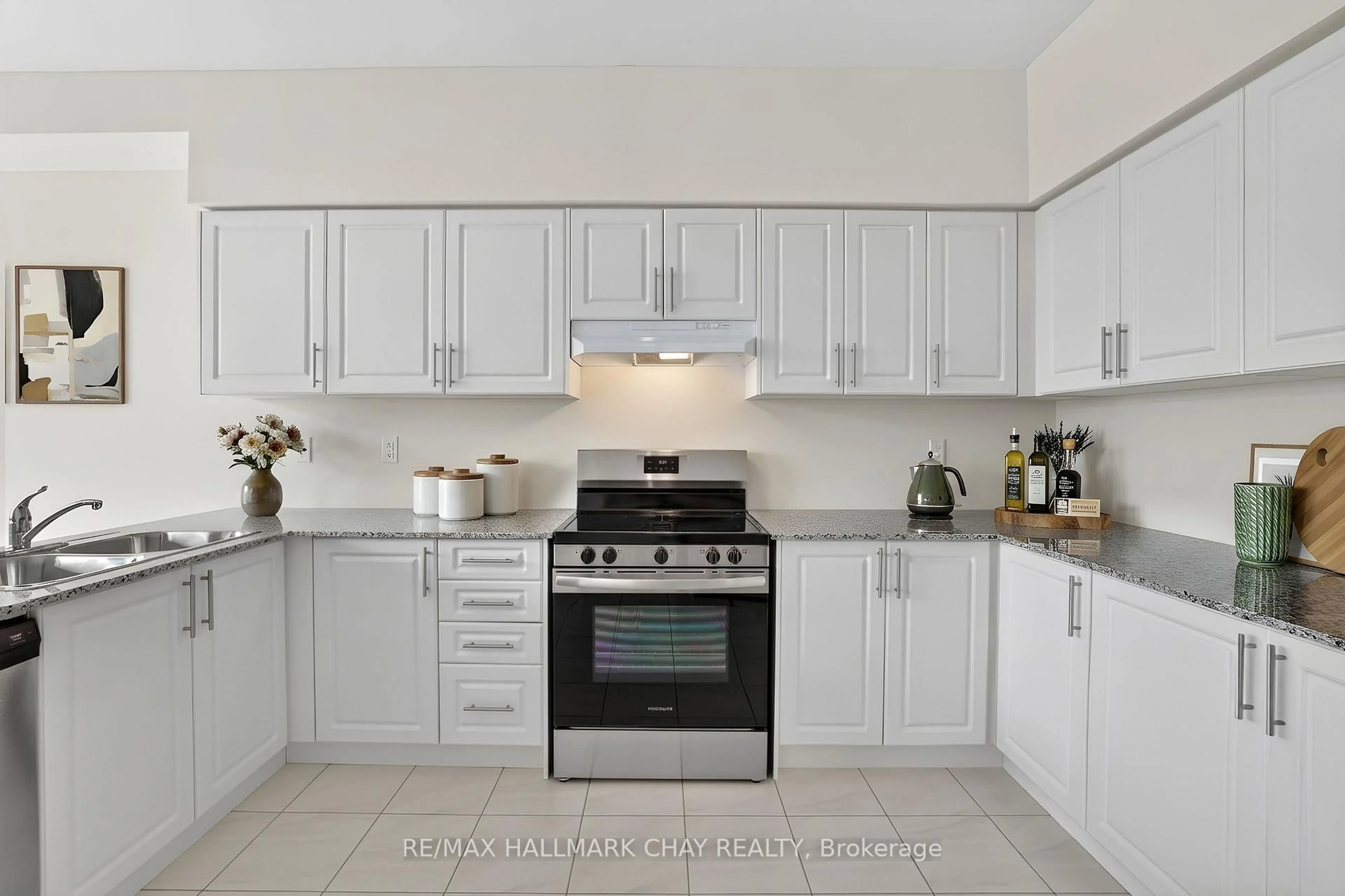 Standard kitchen, ceramic/tile floor for 119 Cliff Thompson Crt, Georgina Ontario L0E 1R0