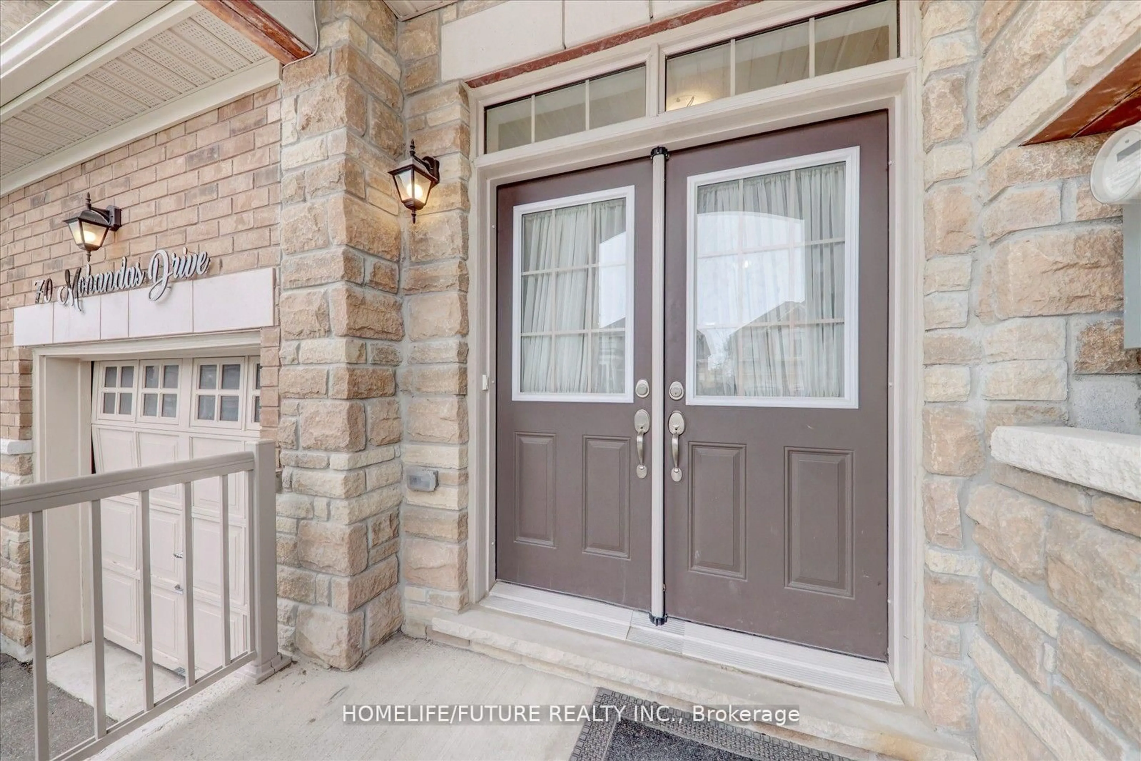Indoor entryway for 70 Mohandas Dr, Markham Ontario L3S 0E4
