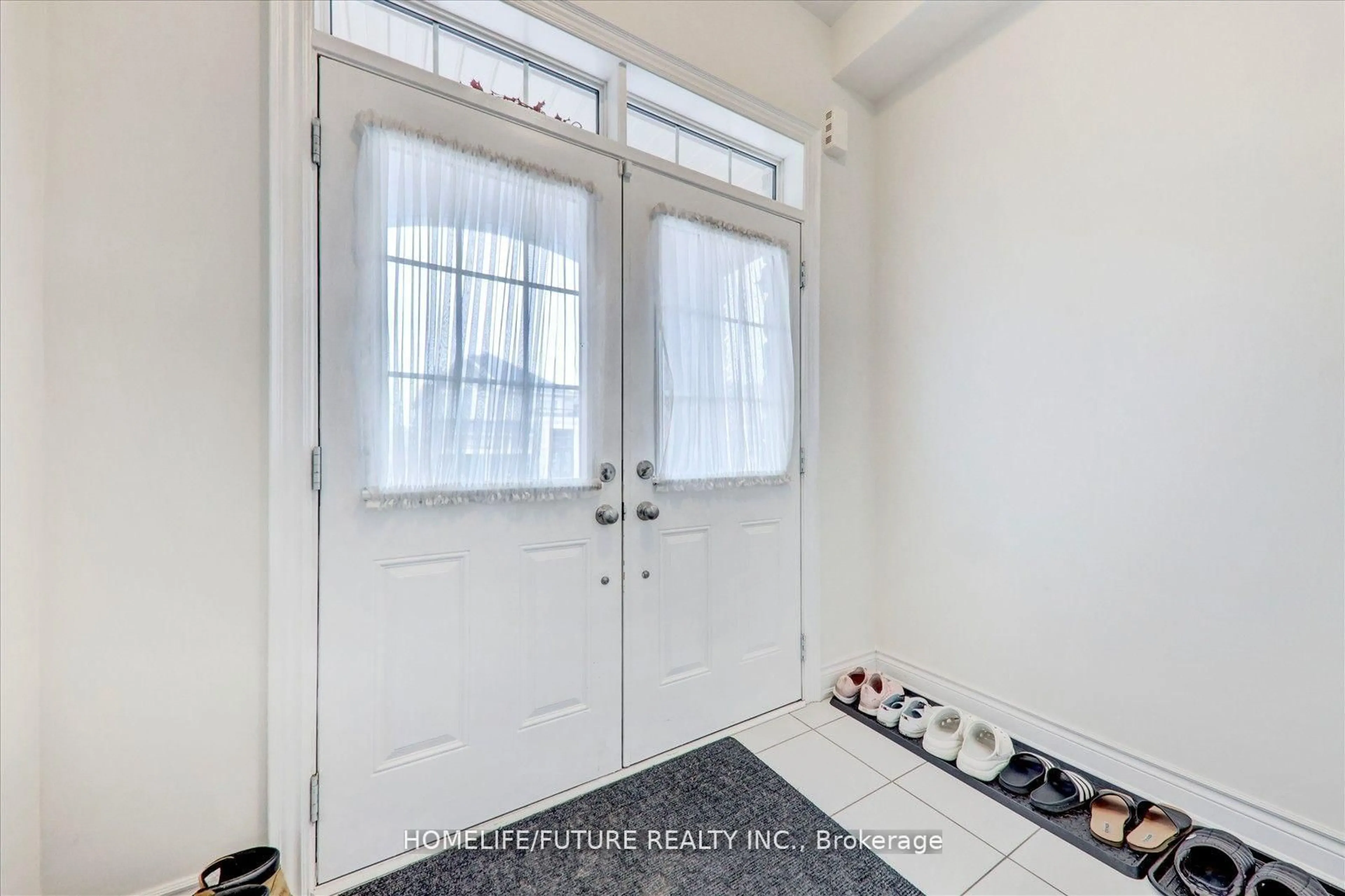 Indoor entryway for 70 Mohandas Dr, Markham Ontario L3S 0E4