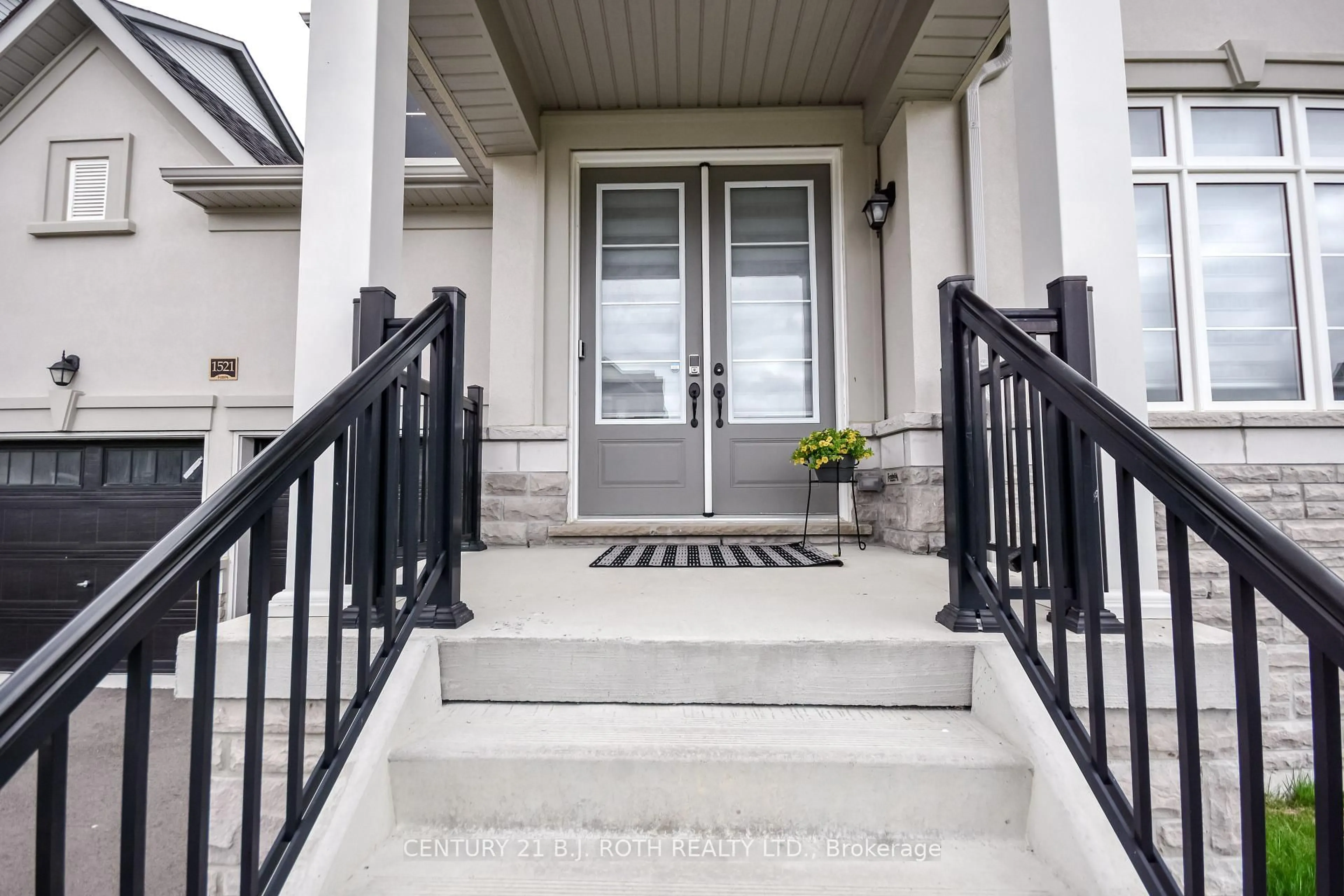 Indoor entryway for 1521 Broderick St, Innisfil Ontario L9S 0P7