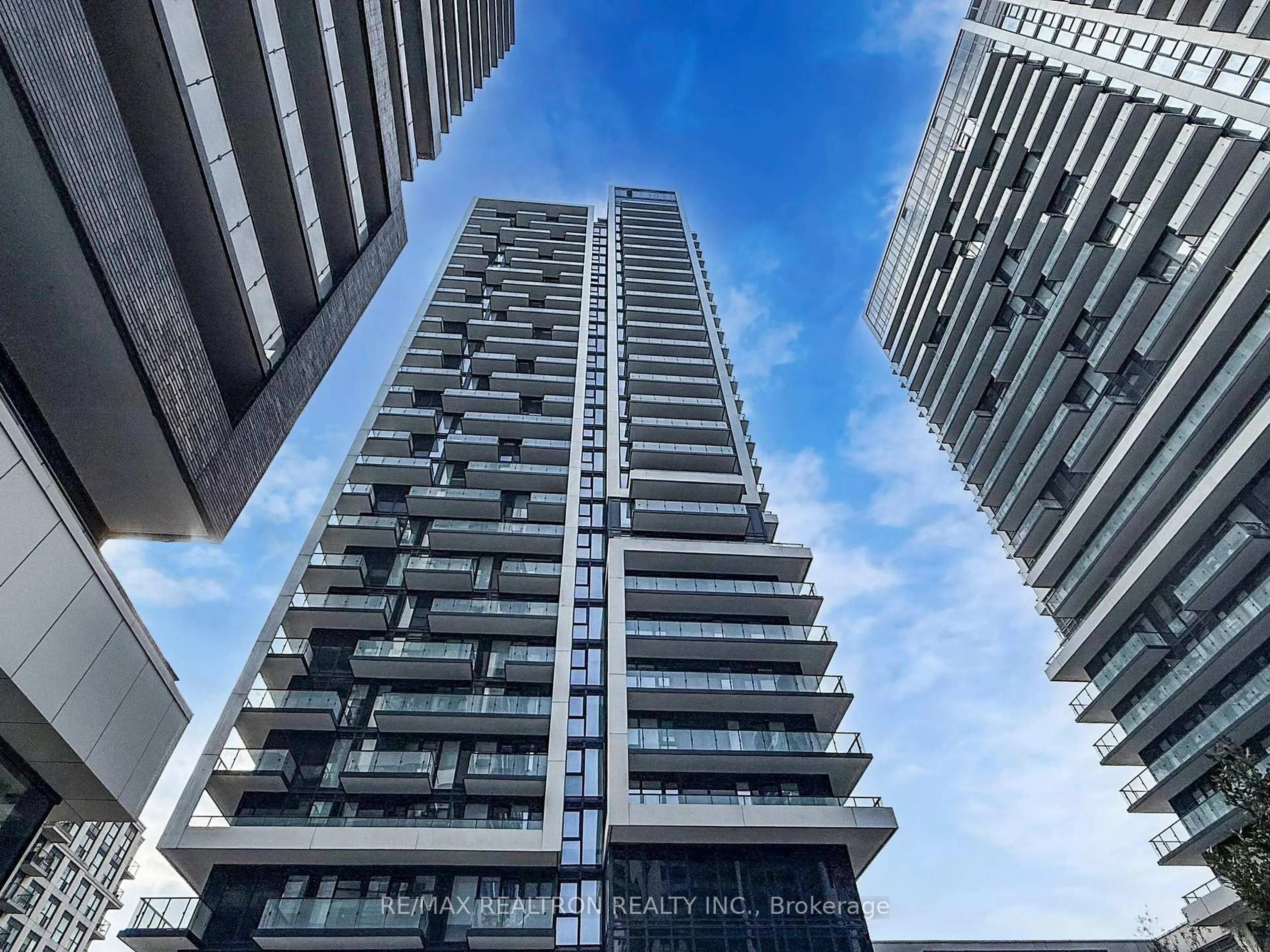 A pic from outside/outdoor area/front of a property/back of a property/a pic from drone, unknown for 105 Oneida Cres #2603, Richmond Hill Ontario L4B 0H6