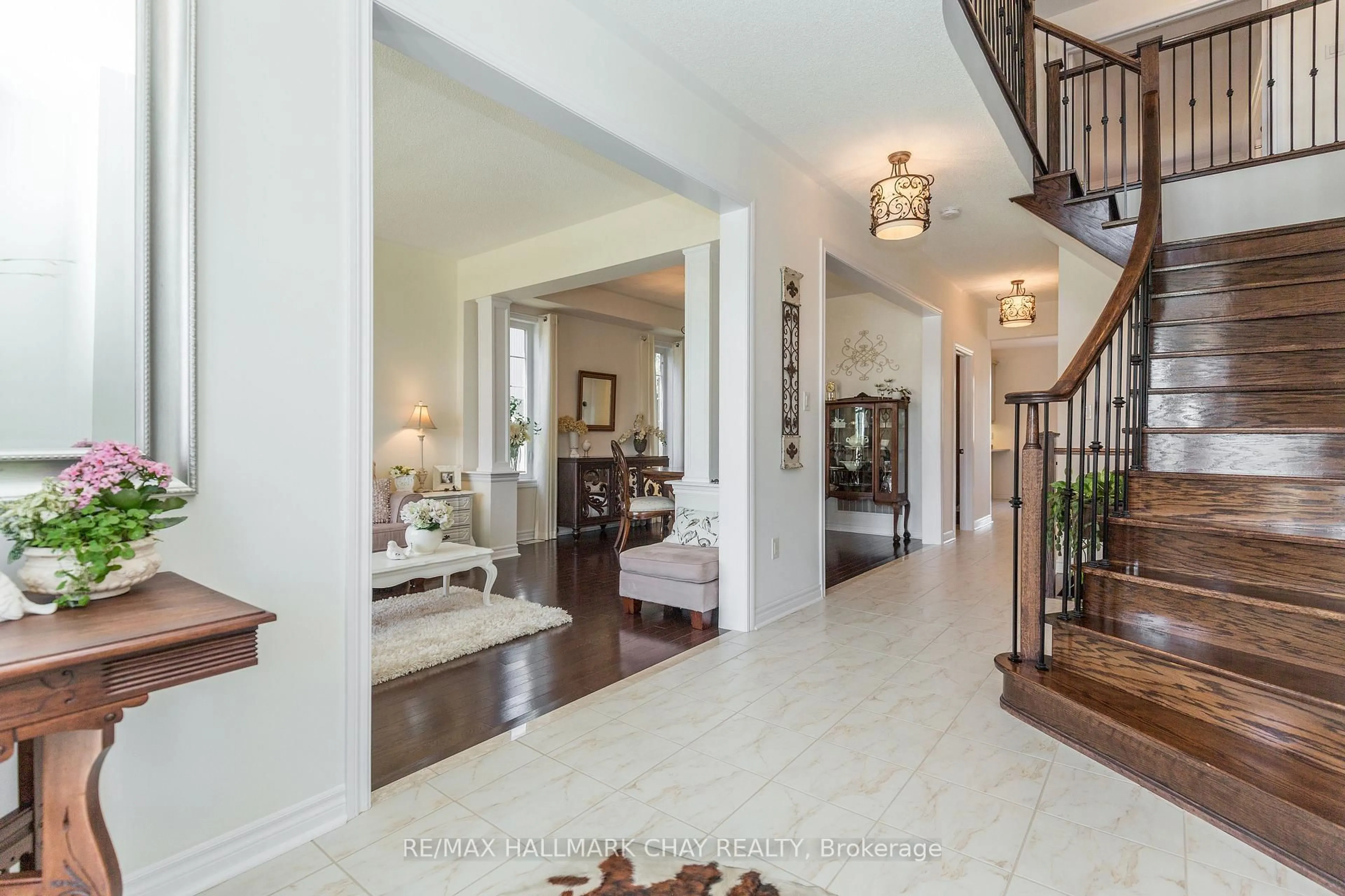Indoor entryway for 118 Mount Cres, Essa Ontario L3W 0N2