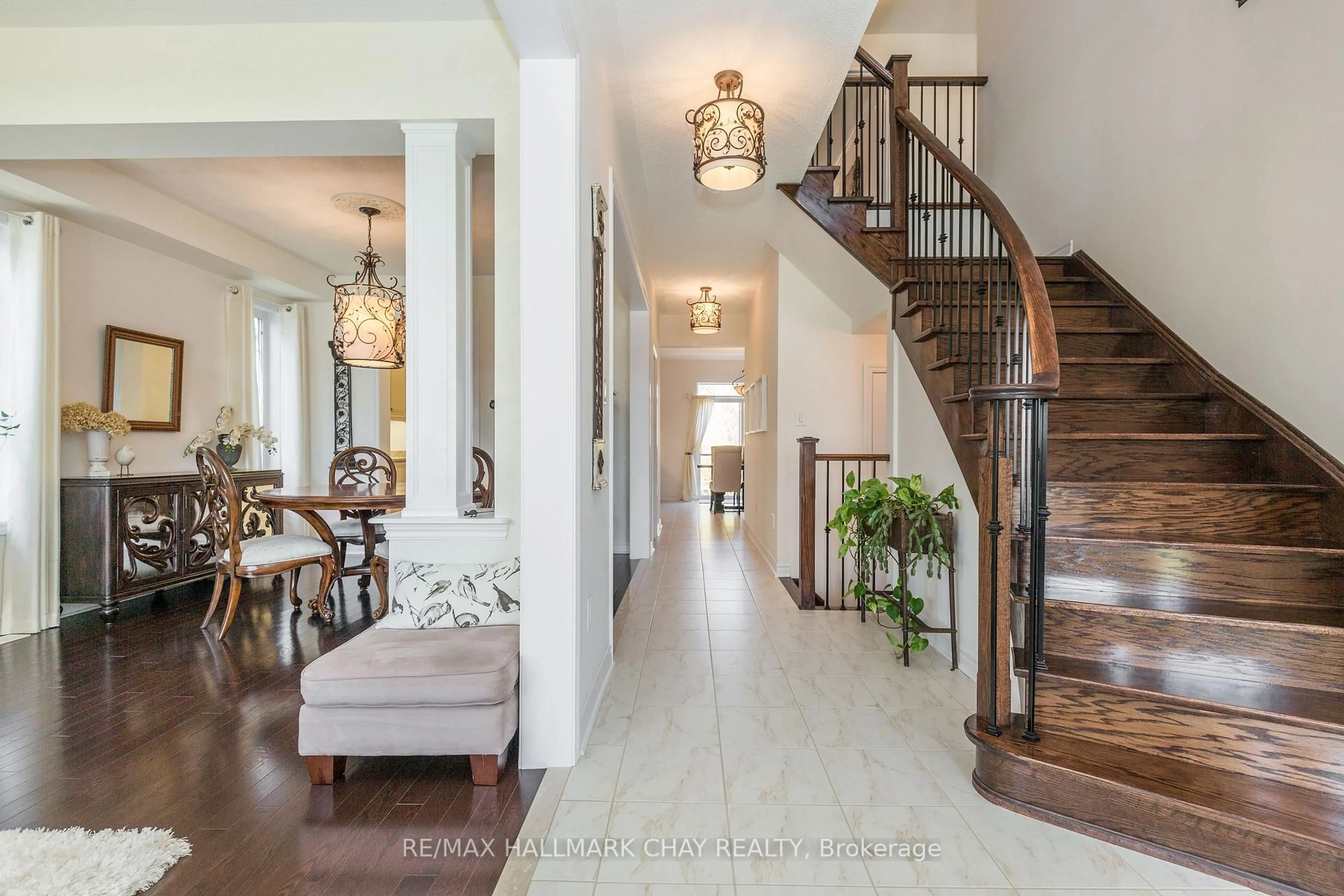 Indoor entryway for 118 Mount Cres, Essa Ontario L3W 0N2