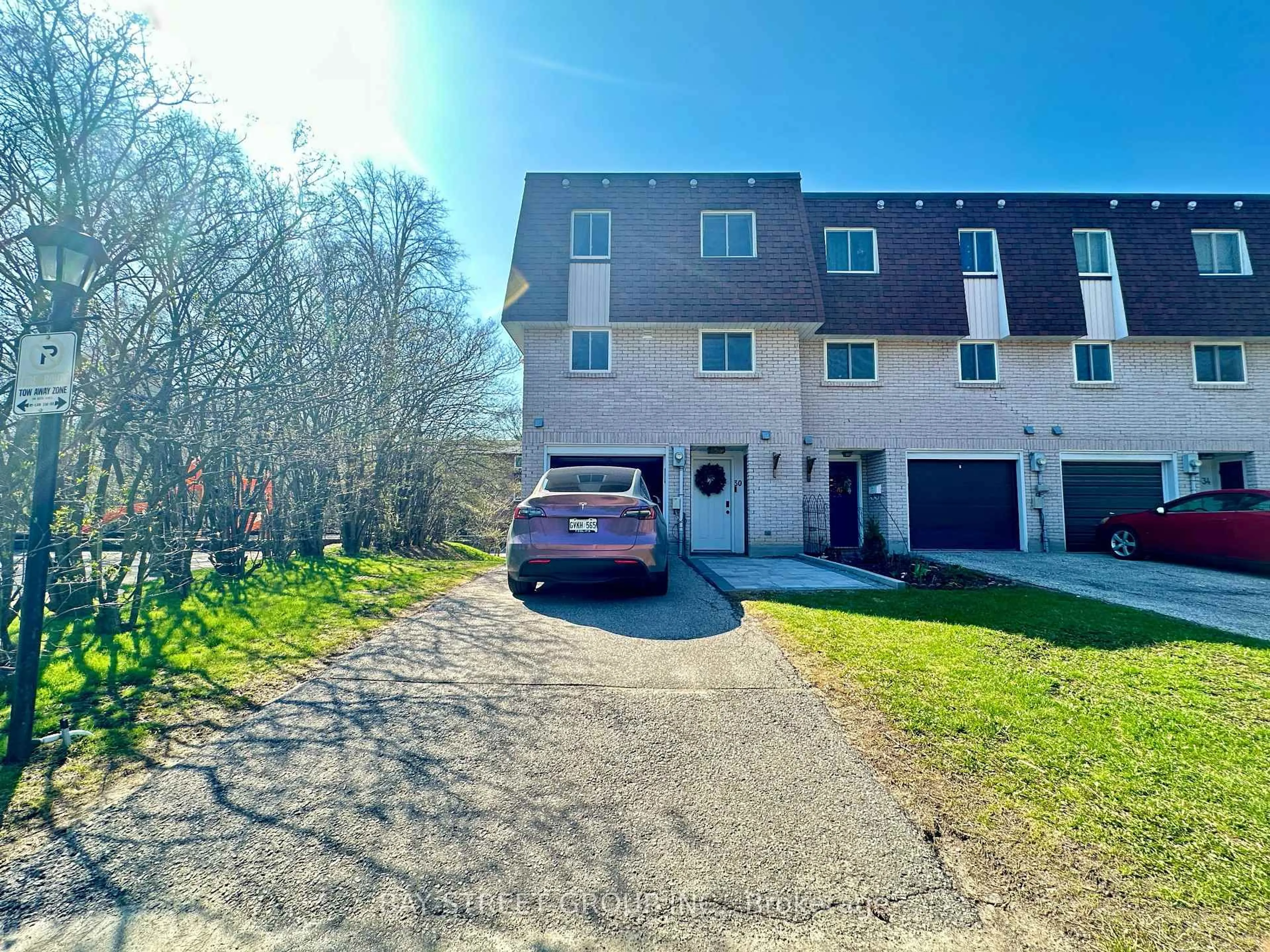 A pic from outside/outdoor area/front of a property/back of a property/a pic from drone, street for 141 Clark Ave #30, Markham Ontario L3T 4P4
