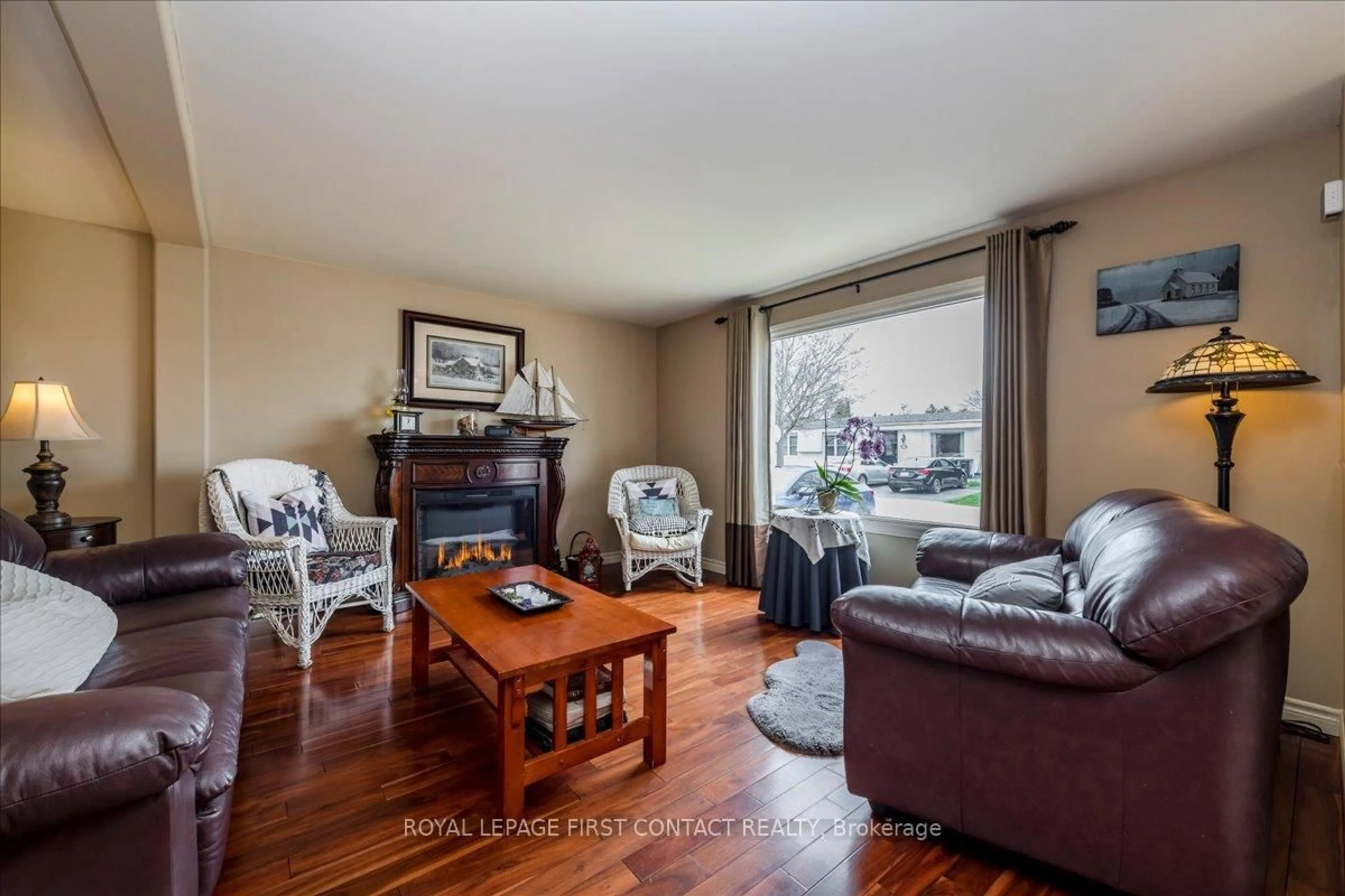 Living room with furniture, wood/laminate floor for 31 Corner Brook Tr, Innisfil Ontario L9S 1P5