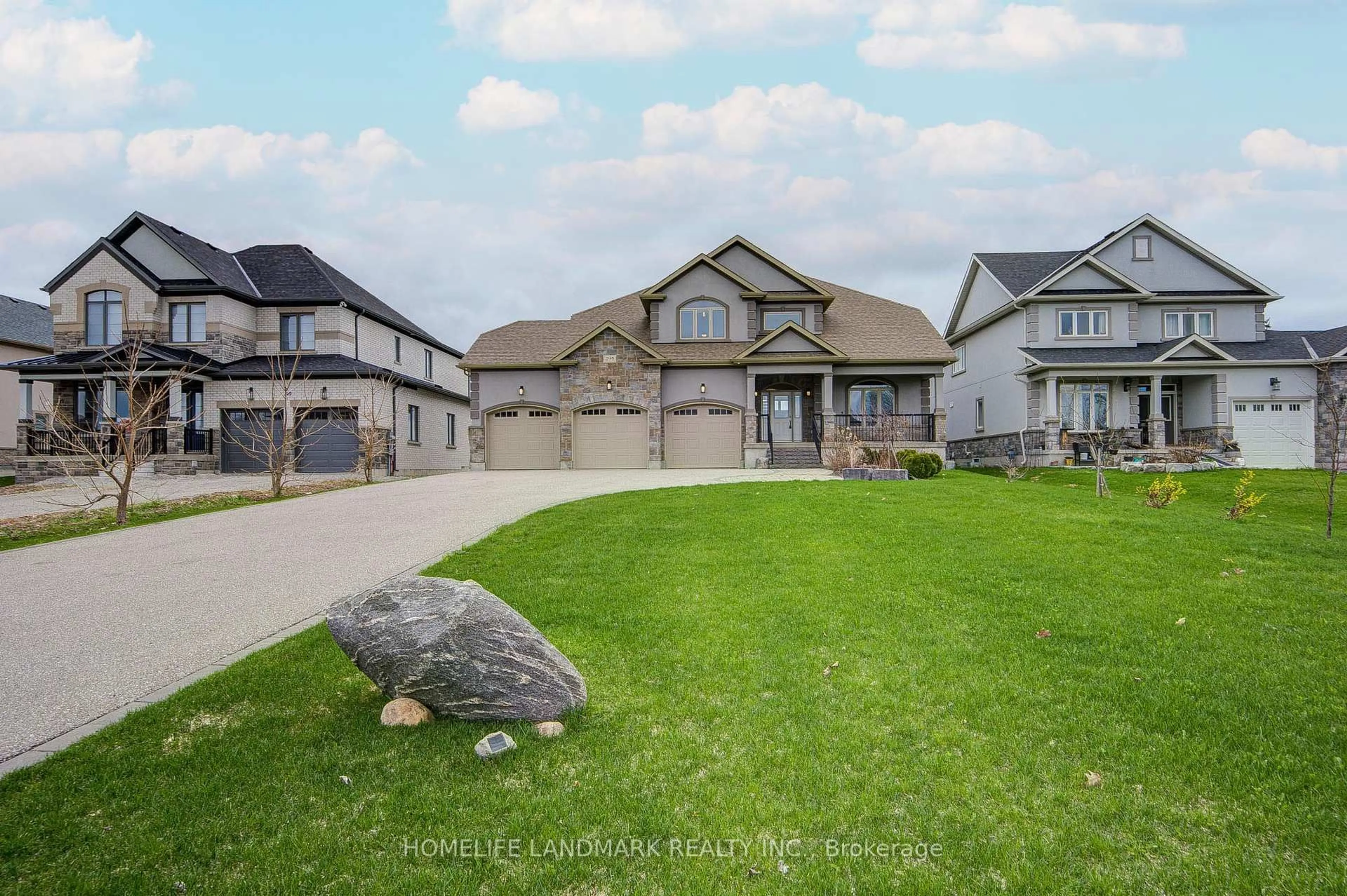 A pic from outside/outdoor area/front of a property/back of a property/a pic from drone, unknown for 295 Sunnybrae Ave, Innisfil Ontario L9S 0K9