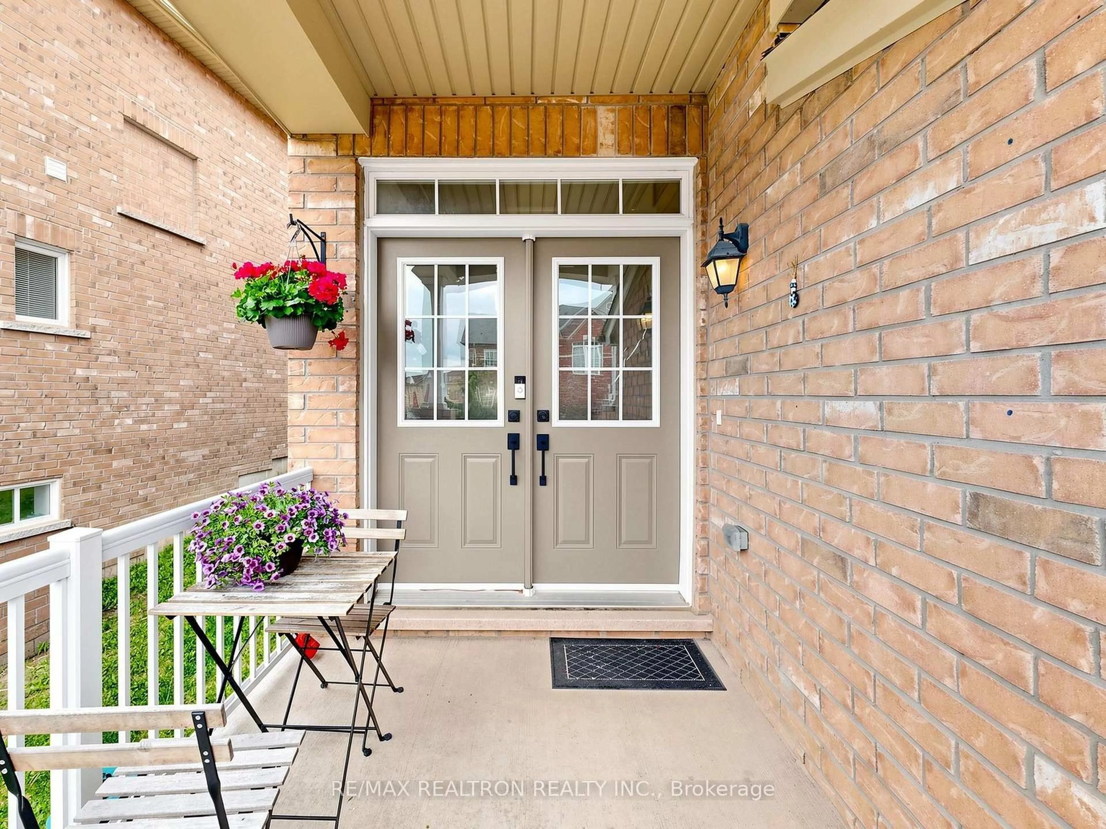 Indoor entryway for 69 Matthewson Ave, Bradford West Gwillimbury Ontario L3Z 0N8