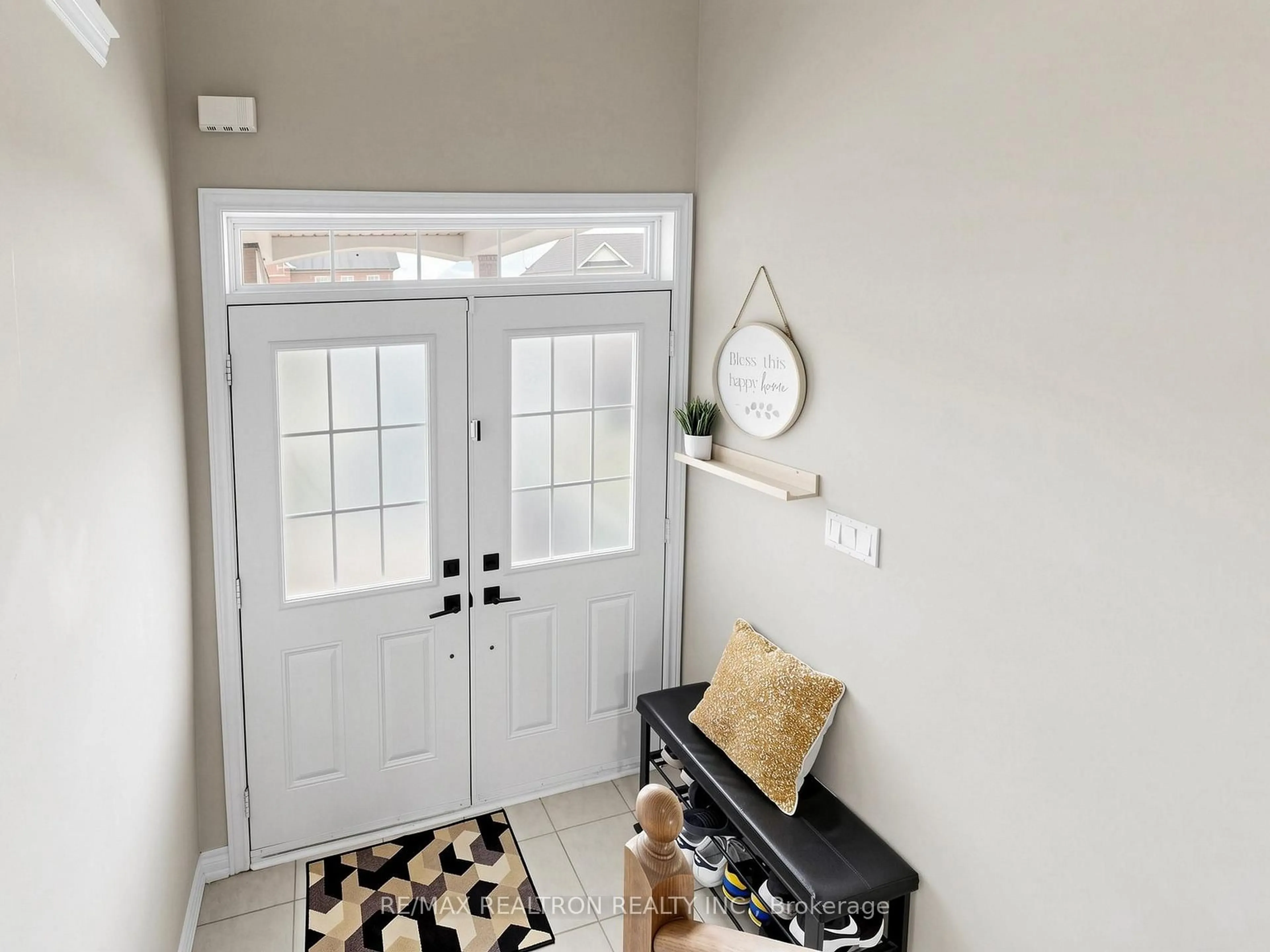 Indoor entryway for 69 Matthewson Ave, Bradford West Gwillimbury Ontario L3Z 0N8