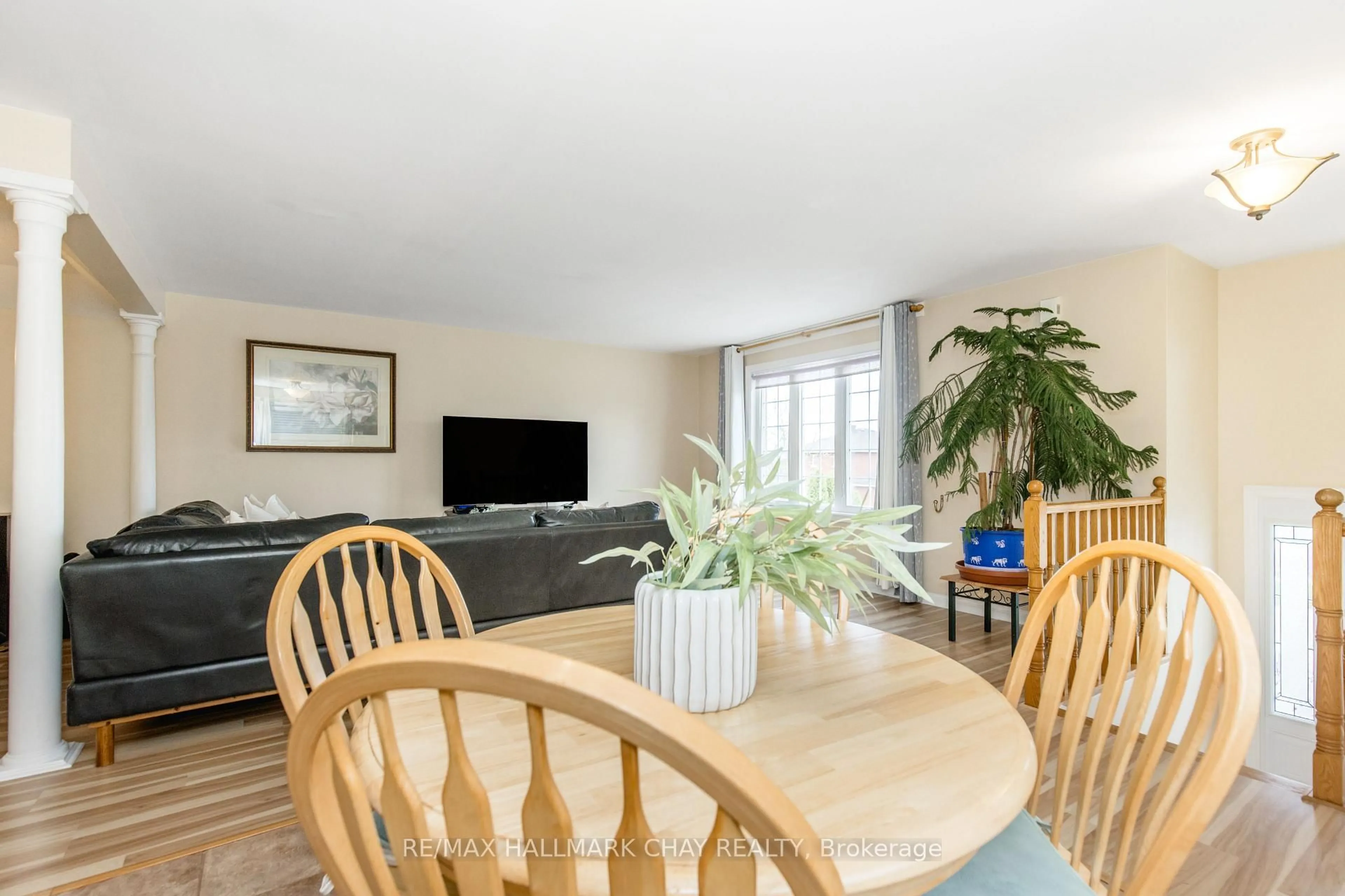 Living room with furniture, wood/laminate floor for 12 Aishford Rd, Bradford West Gwillimbury Ontario L3Z 3E3