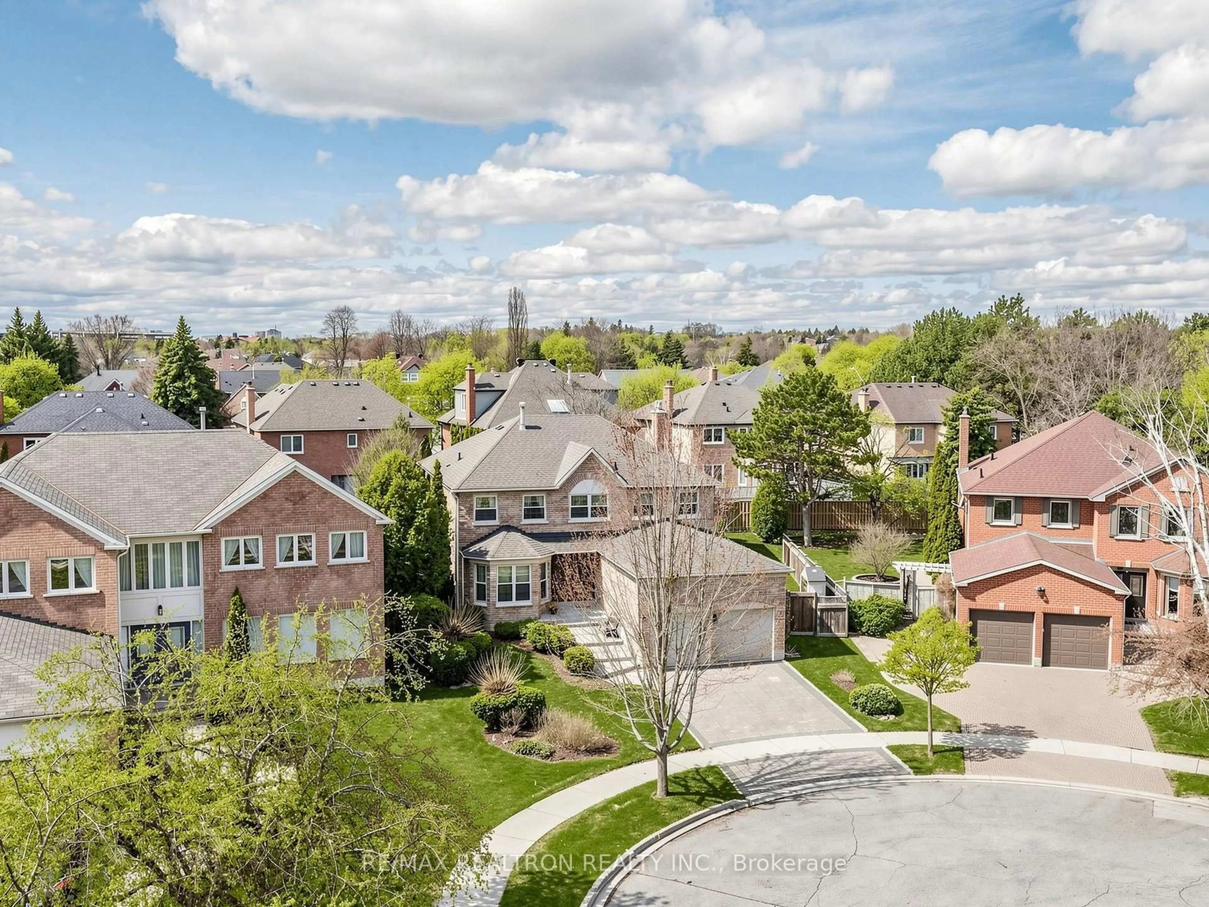 A pic from outside/outdoor area/front of a property/back of a property/a pic from drone, street for 20 Amberwood Crt, Markham Ontario L3R 9N1