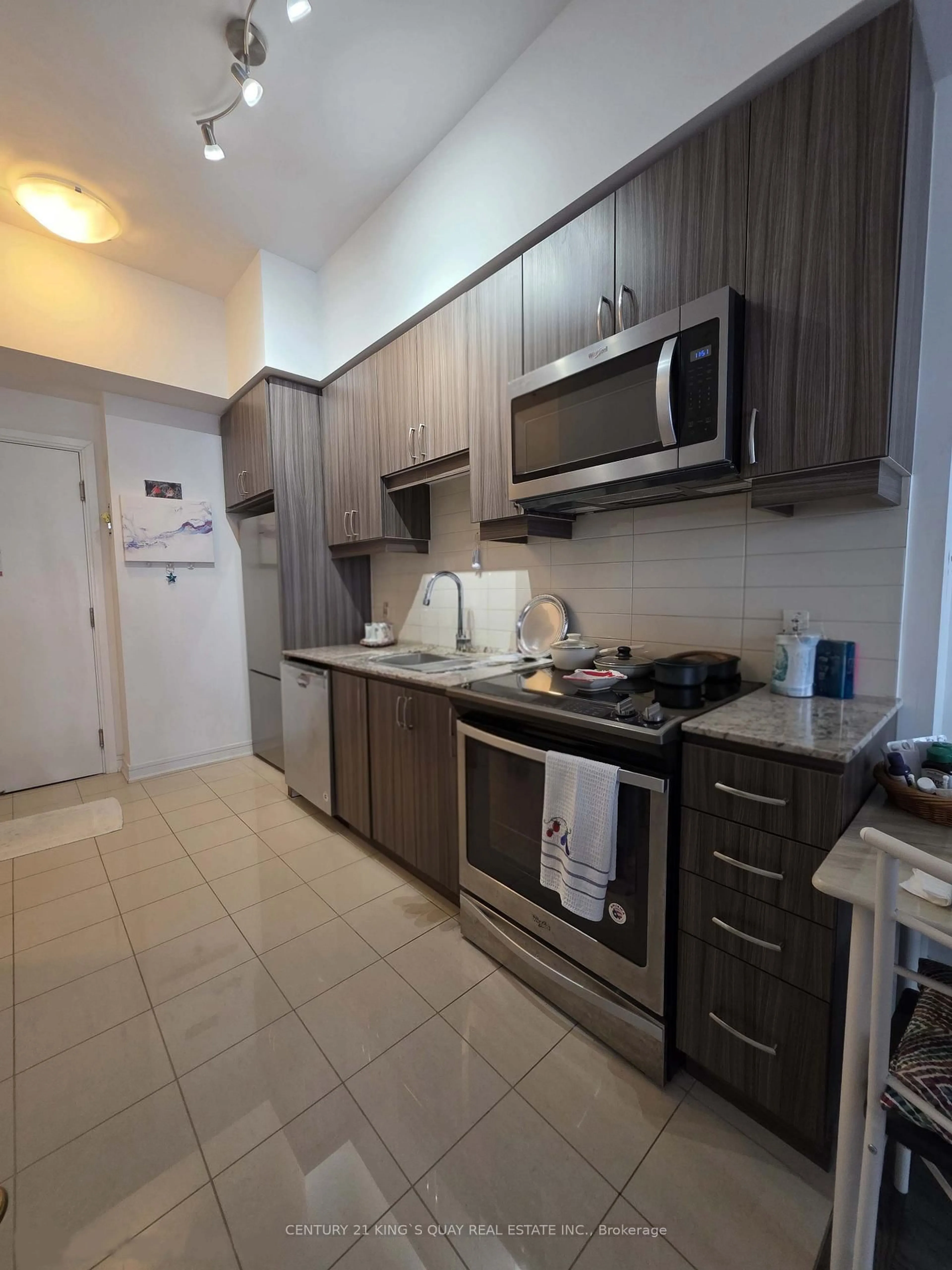 Standard kitchen, unknown for 9199 Yonge St #811, Richmond Hill Ontario L4C 1H7