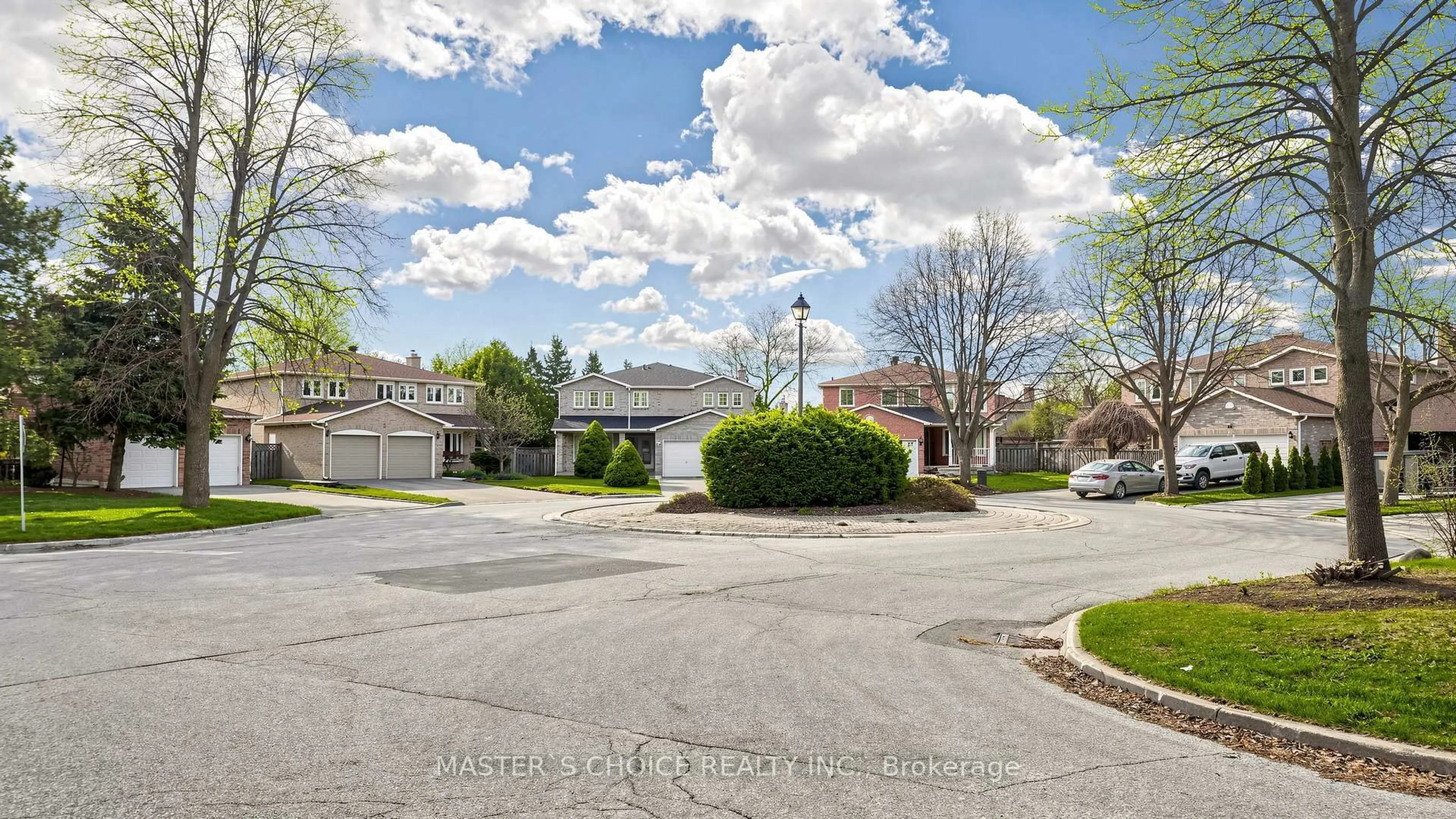 A pic from outside/outdoor area/front of a property/back of a property/a pic from drone, street for 5 Espby Crt, Richmond Hill Ontario L4C 9L2