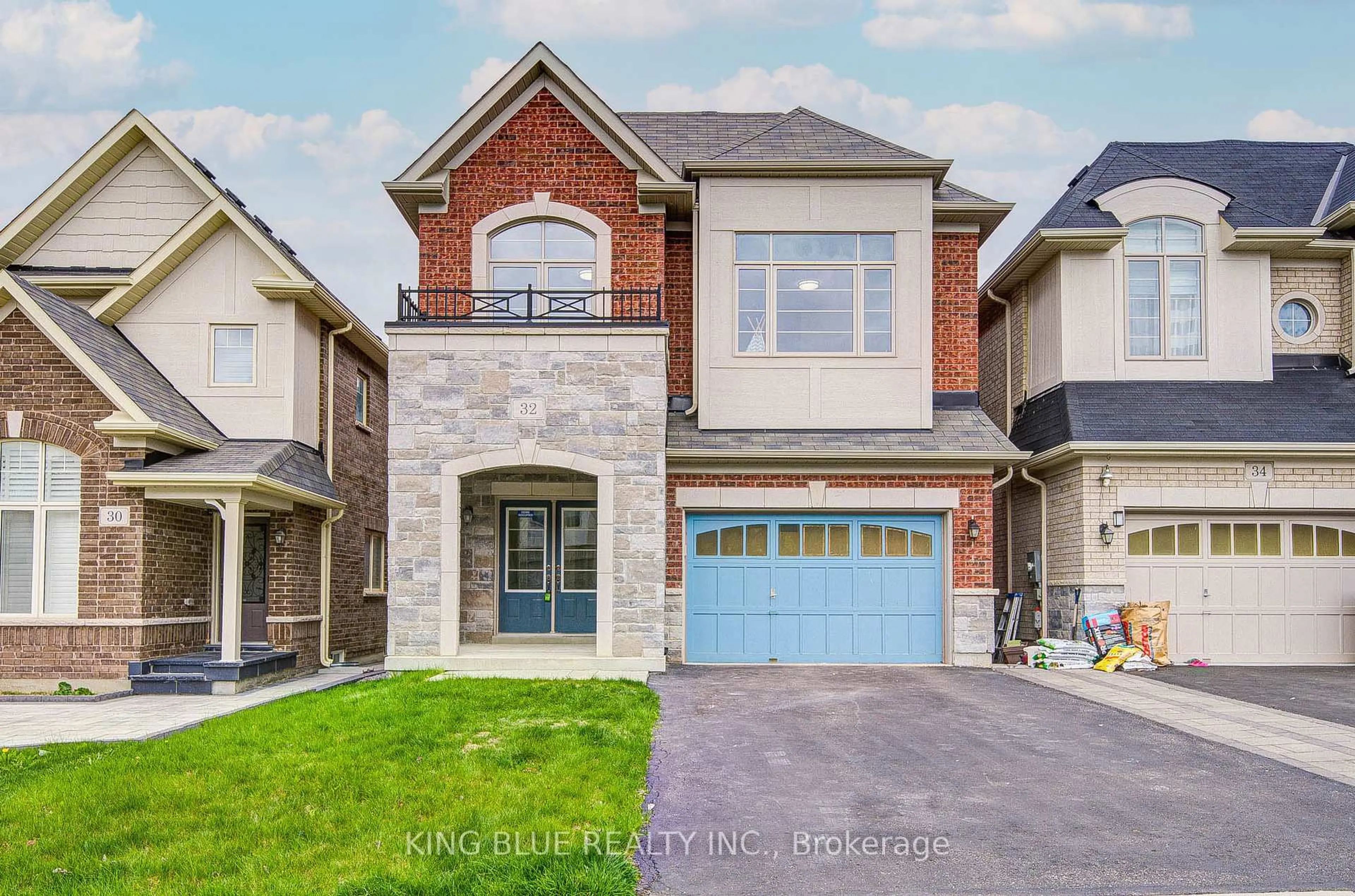 Home with brick exterior material, street for 32 Foxberry Rd, East Gwillimbury Ontario L9N 0P6