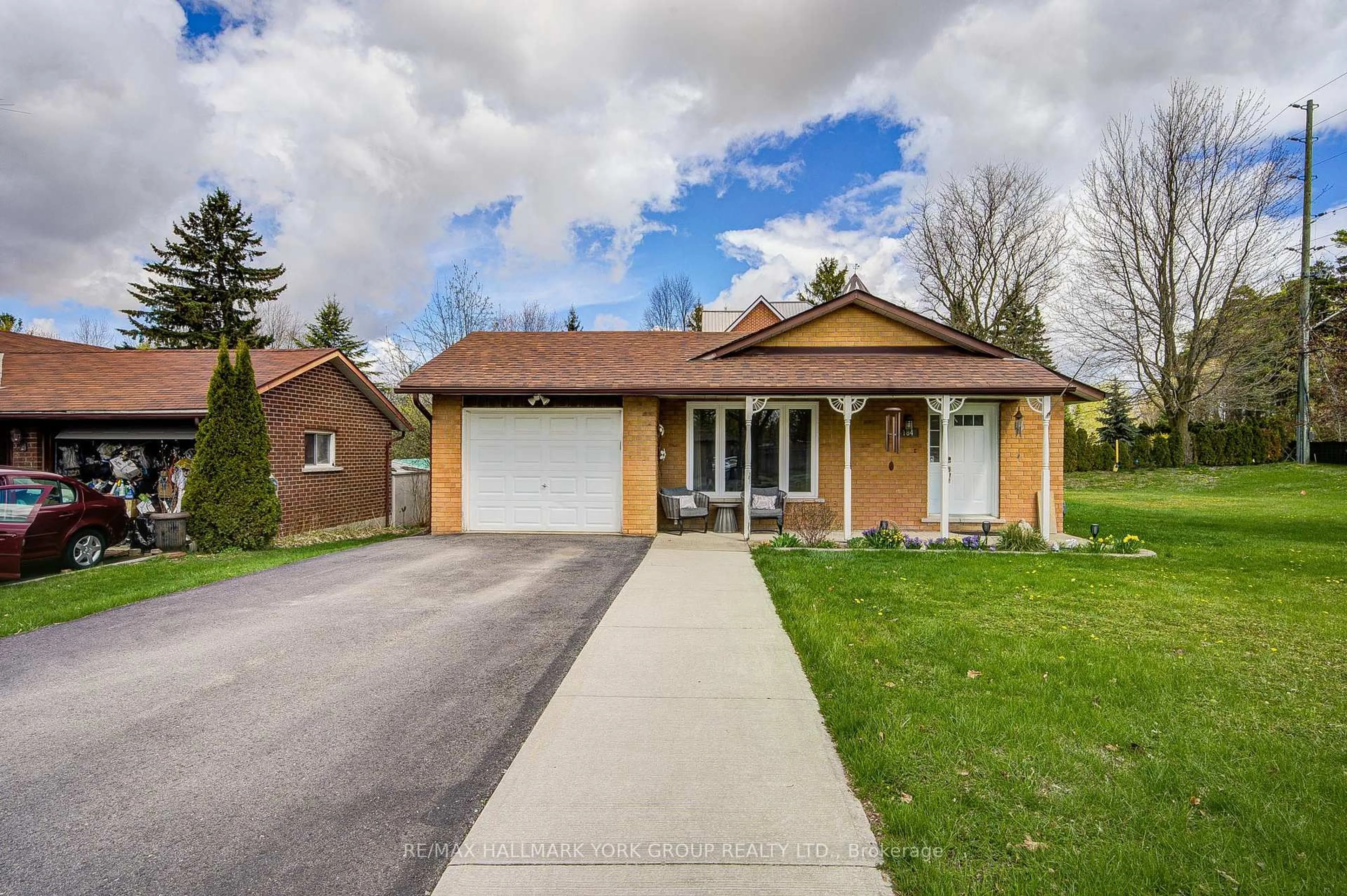 Home with brick exterior material, street for 184 Olive St, East Gwillimbury Ontario L9N 1M3
