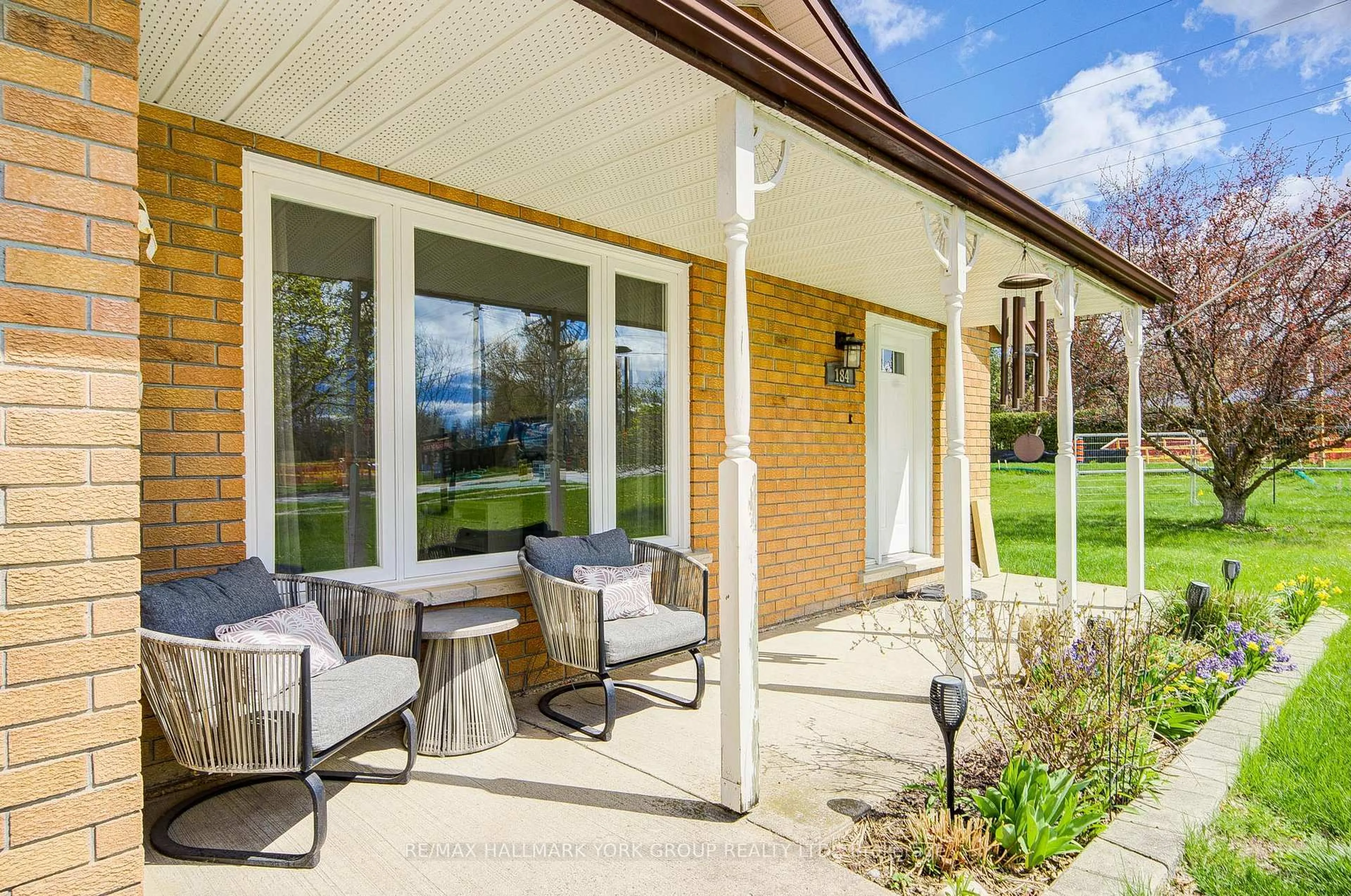 Patio, street for 184 Olive St, East Gwillimbury Ontario L9N 1M3