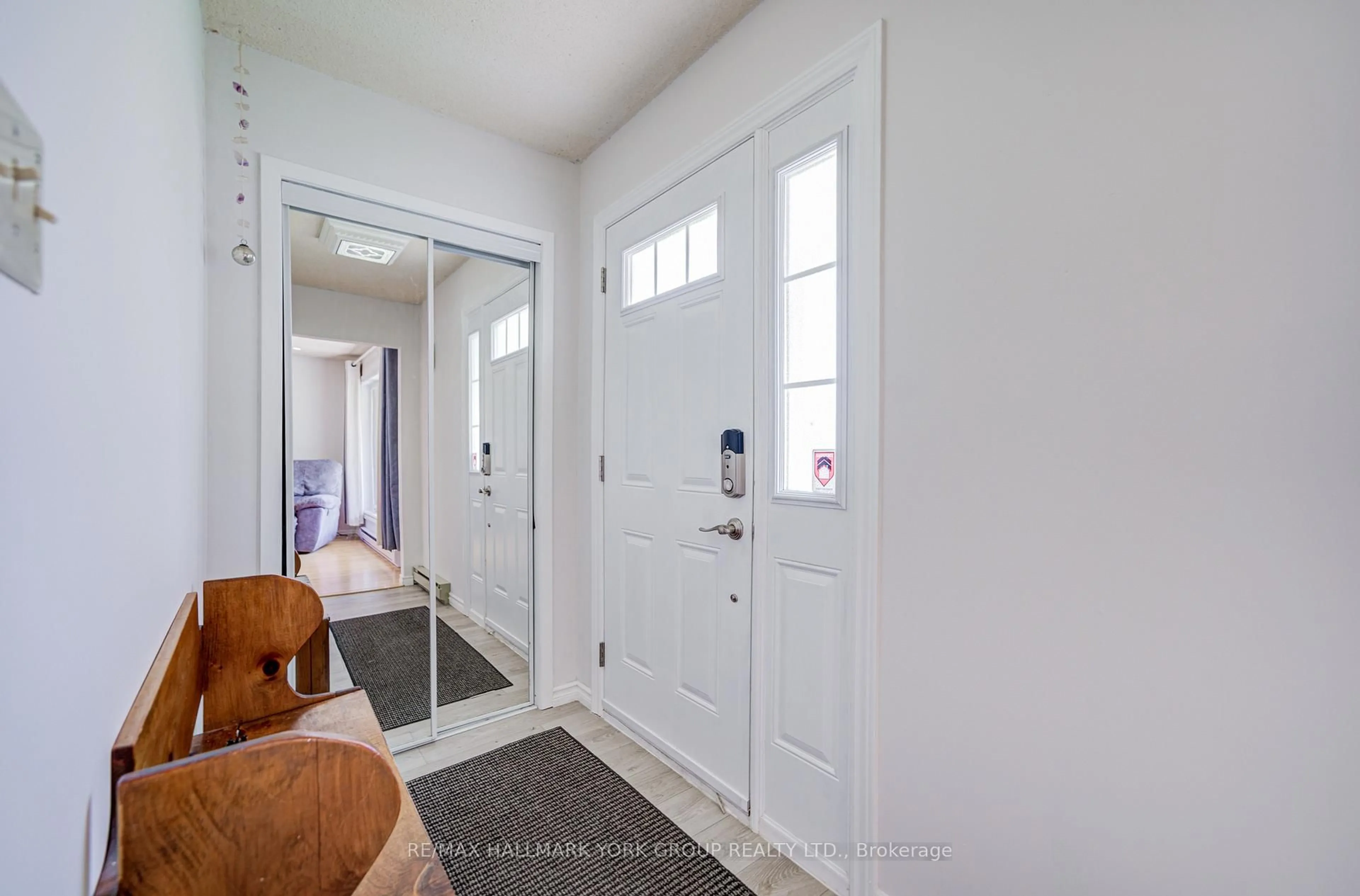 Indoor entryway for 184 Olive St, East Gwillimbury Ontario L9N 1M3