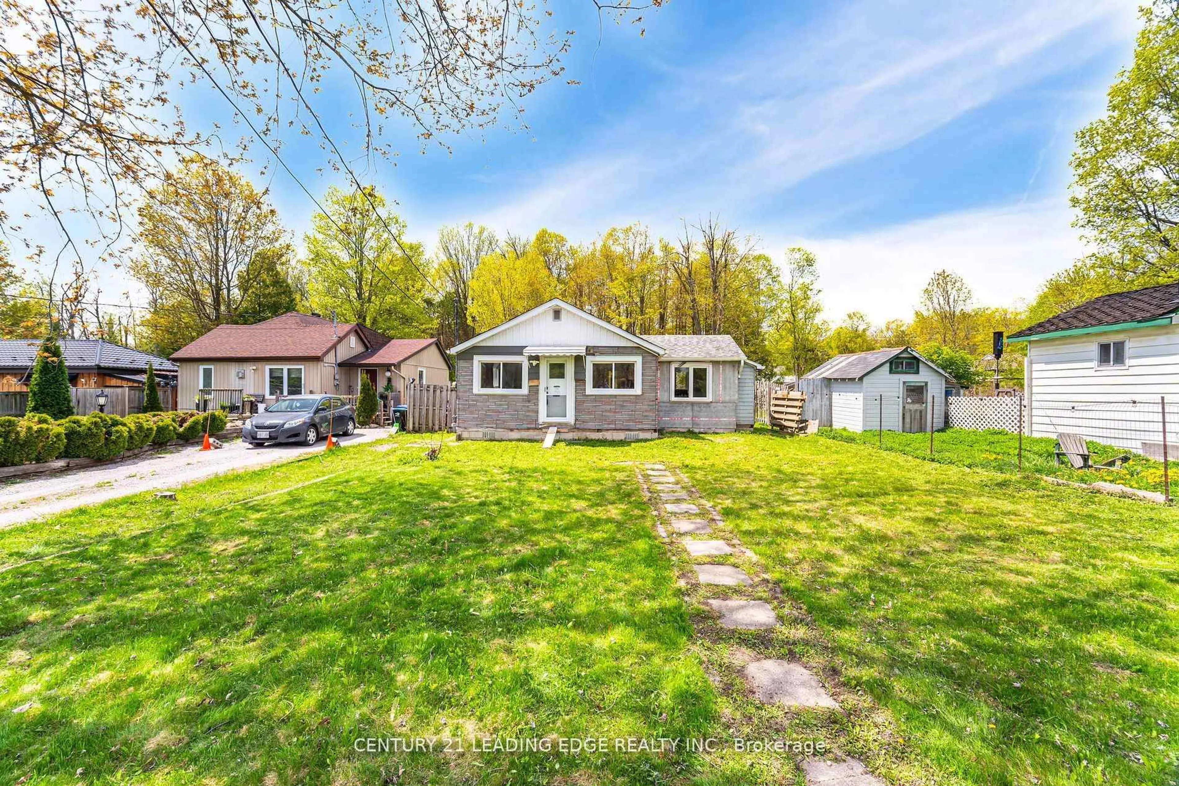 A pic from outside/outdoor area/front of a property/back of a property/a pic from drone, street for 2678 25th Side Rd, Innisfil Ontario L9S 3T4