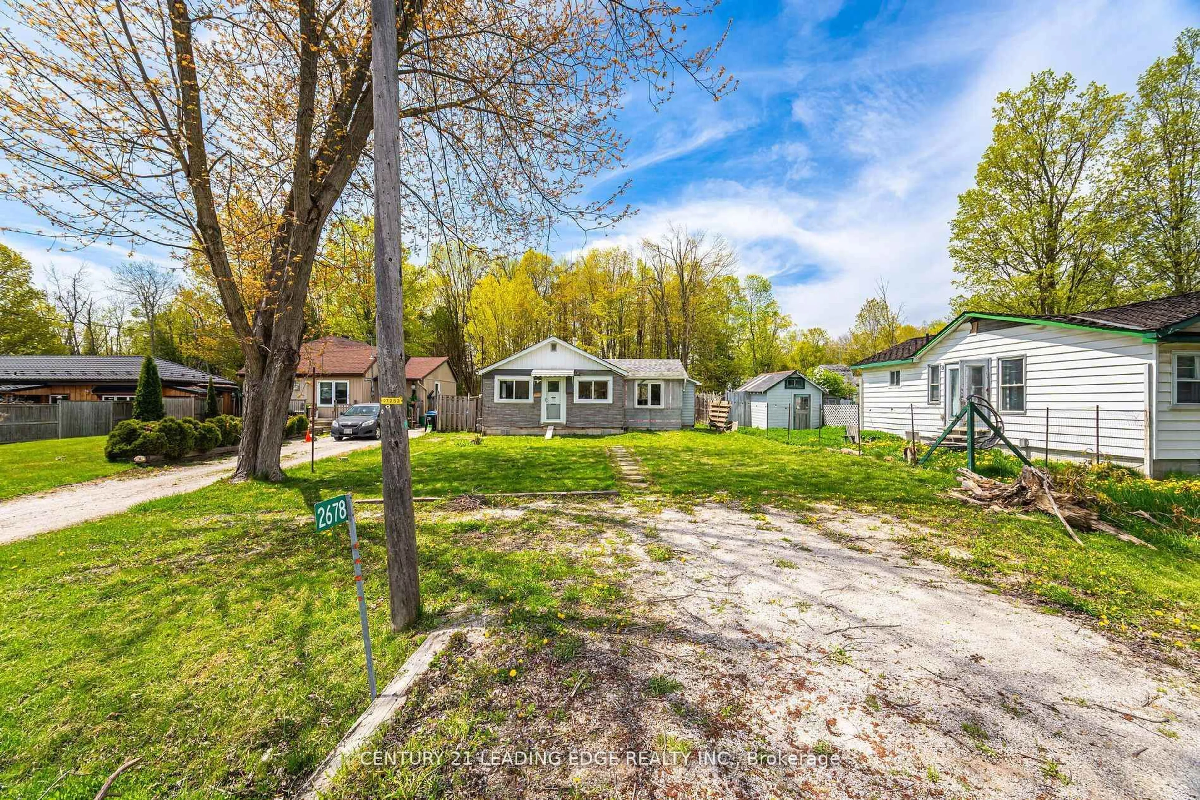 A pic from outside/outdoor area/front of a property/back of a property/a pic from drone, street for 2678 25th Side Rd, Innisfil Ontario L9S 3T4