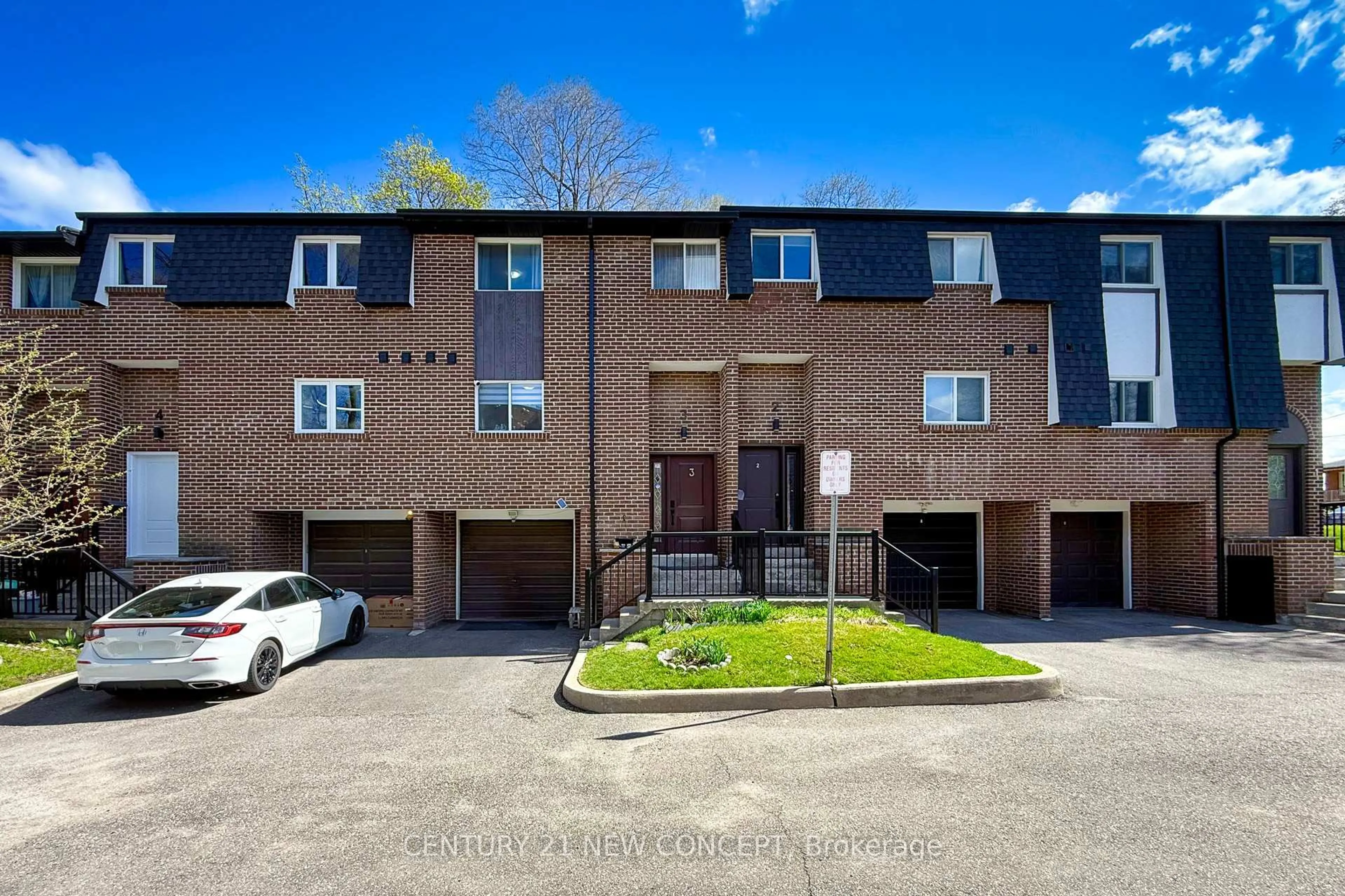 A pic from outside/outdoor area/front of a property/back of a property/a pic from drone, street for 119 Henderson Ave #3, Markham Ontario L3T 2L3