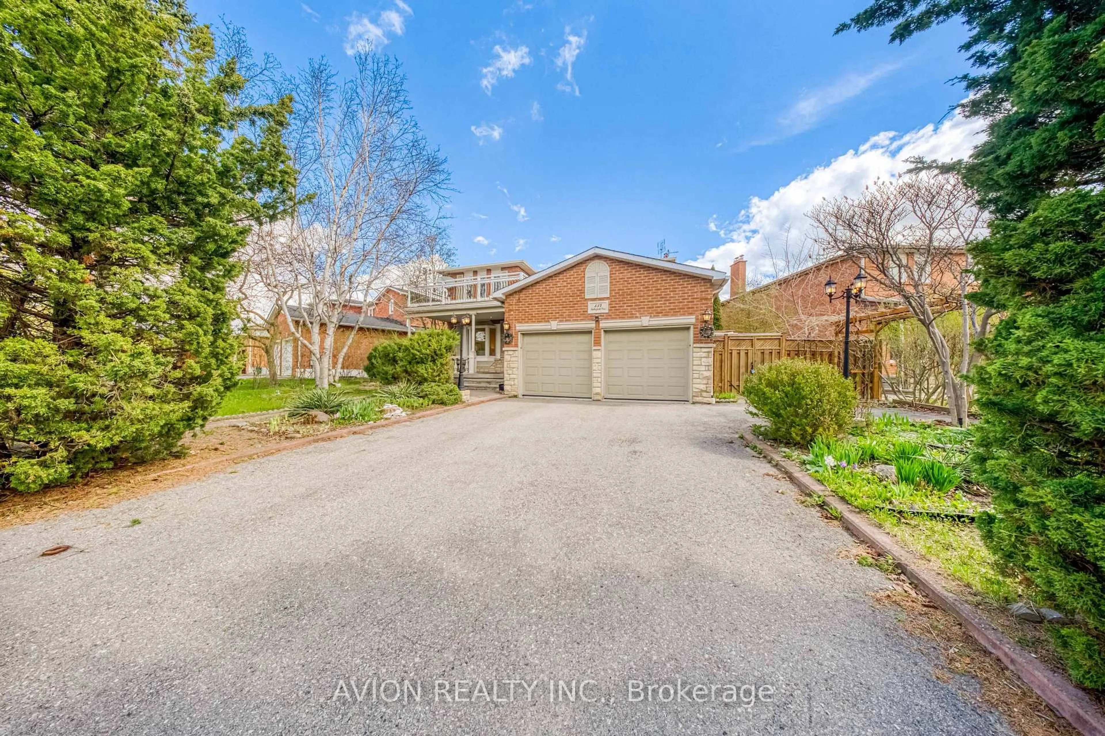 A pic from outside/outdoor area/front of a property/back of a property/a pic from drone, street for 134 Butterfield Cres, Vaughan Ontario L6A 1J4