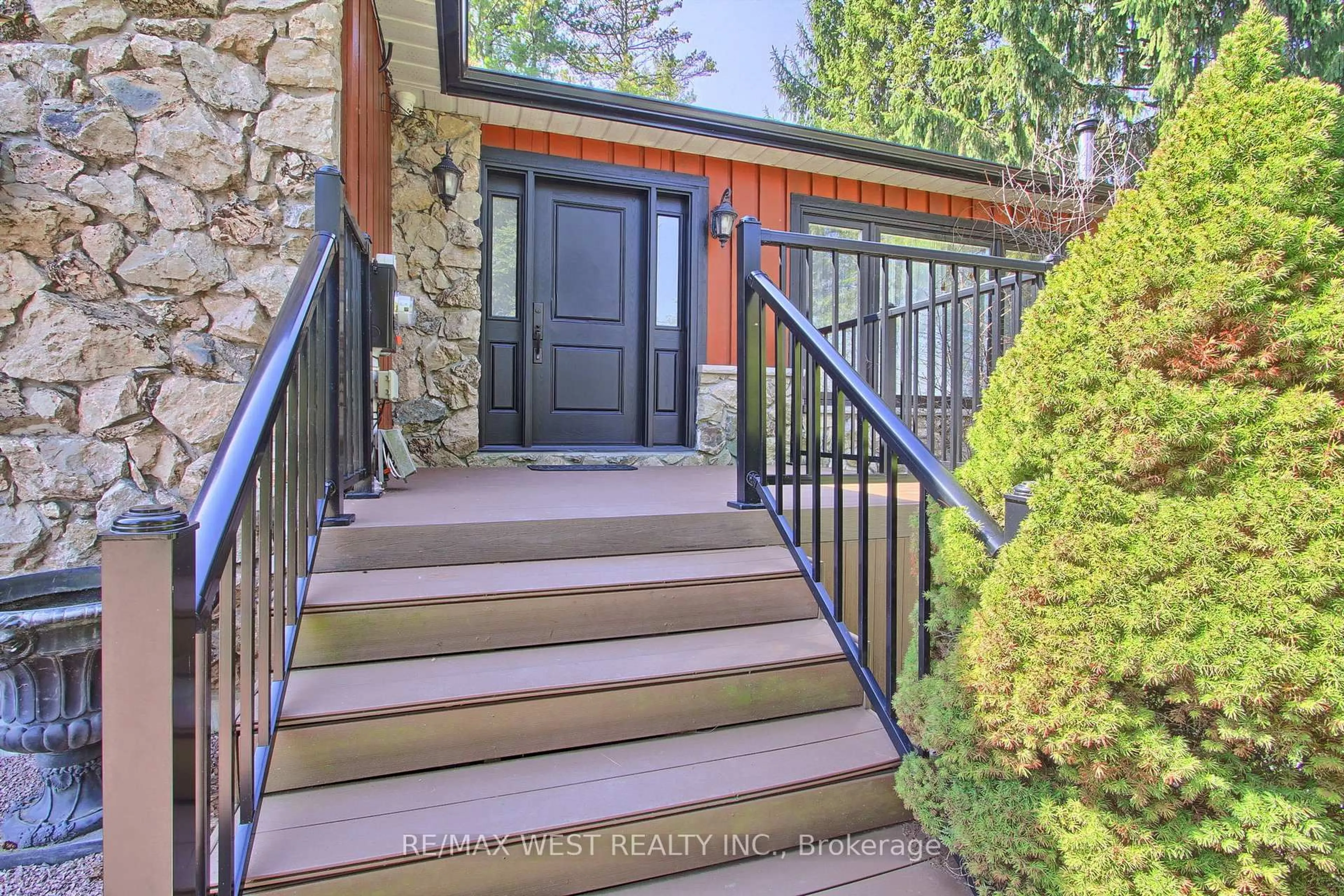 Indoor entryway for 177 Hedge Rd, Georgina Ontario L0E 1R0