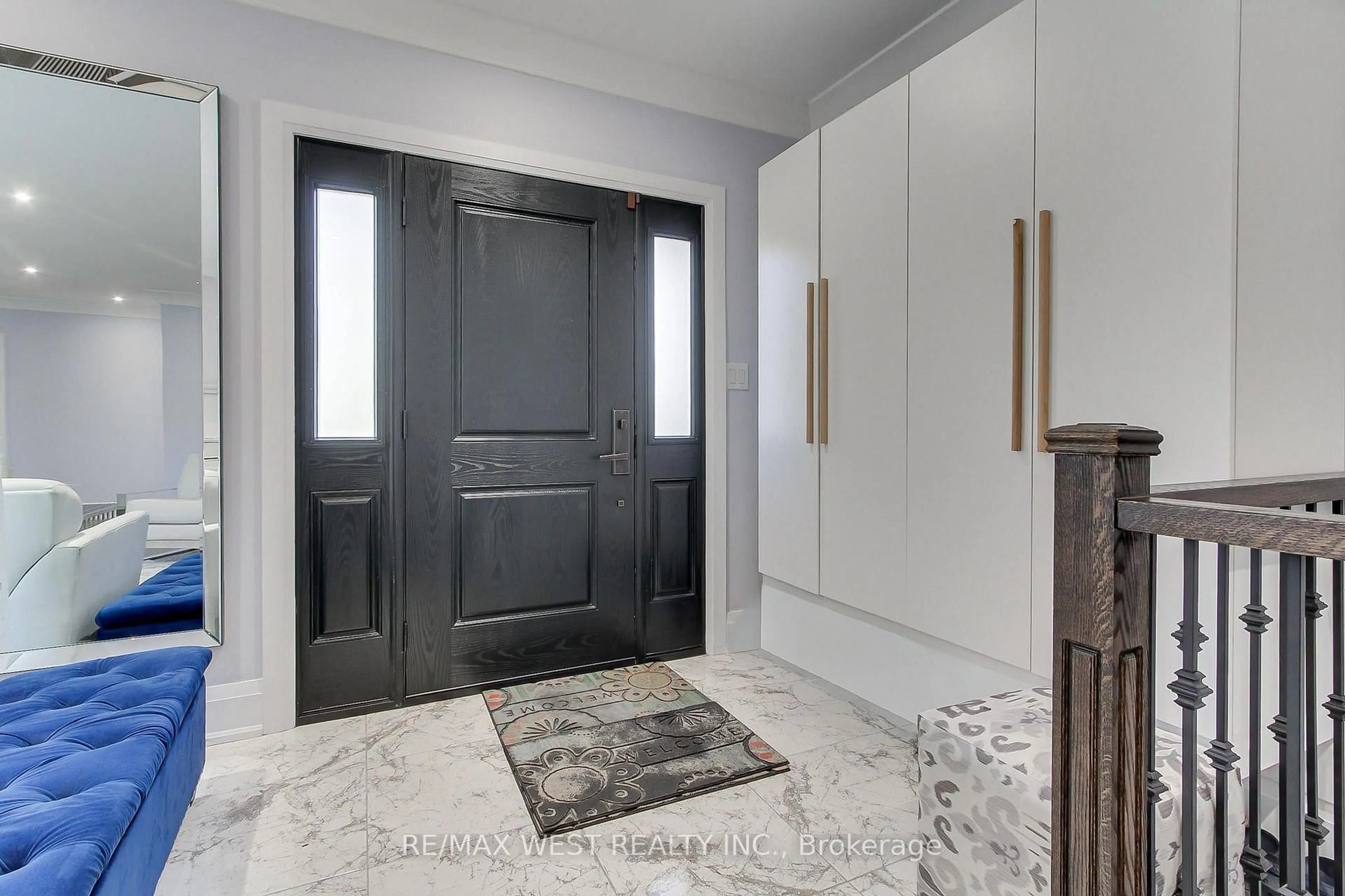 Indoor entryway for 177 Hedge Rd, Georgina Ontario L0E 1R0