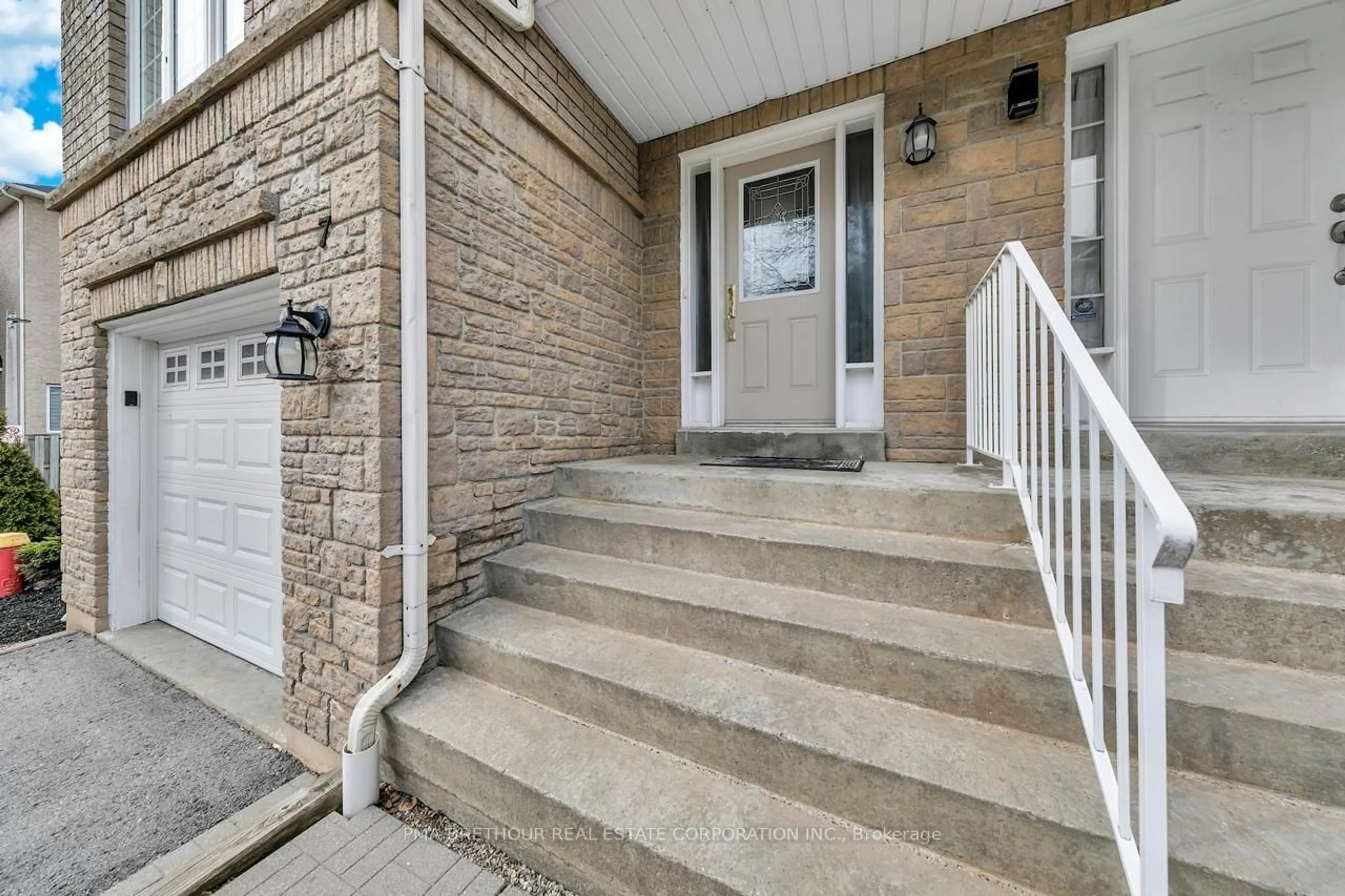 Indoor entryway for 10719 Bathurst St #7, Richmond Hill Ontario L4C 0N3