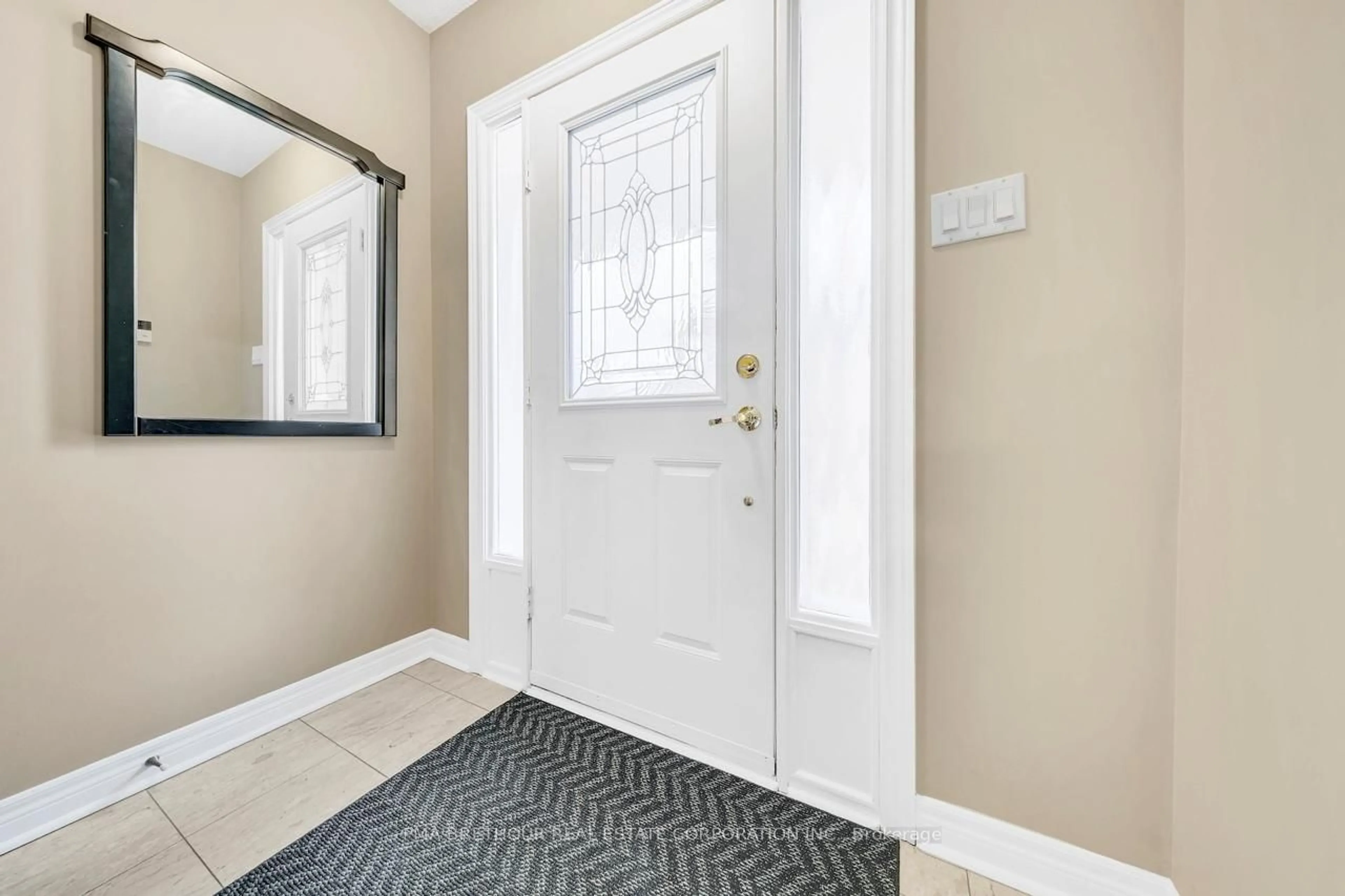 Indoor entryway for 10719 Bathurst St #7, Richmond Hill Ontario L4C 0N3