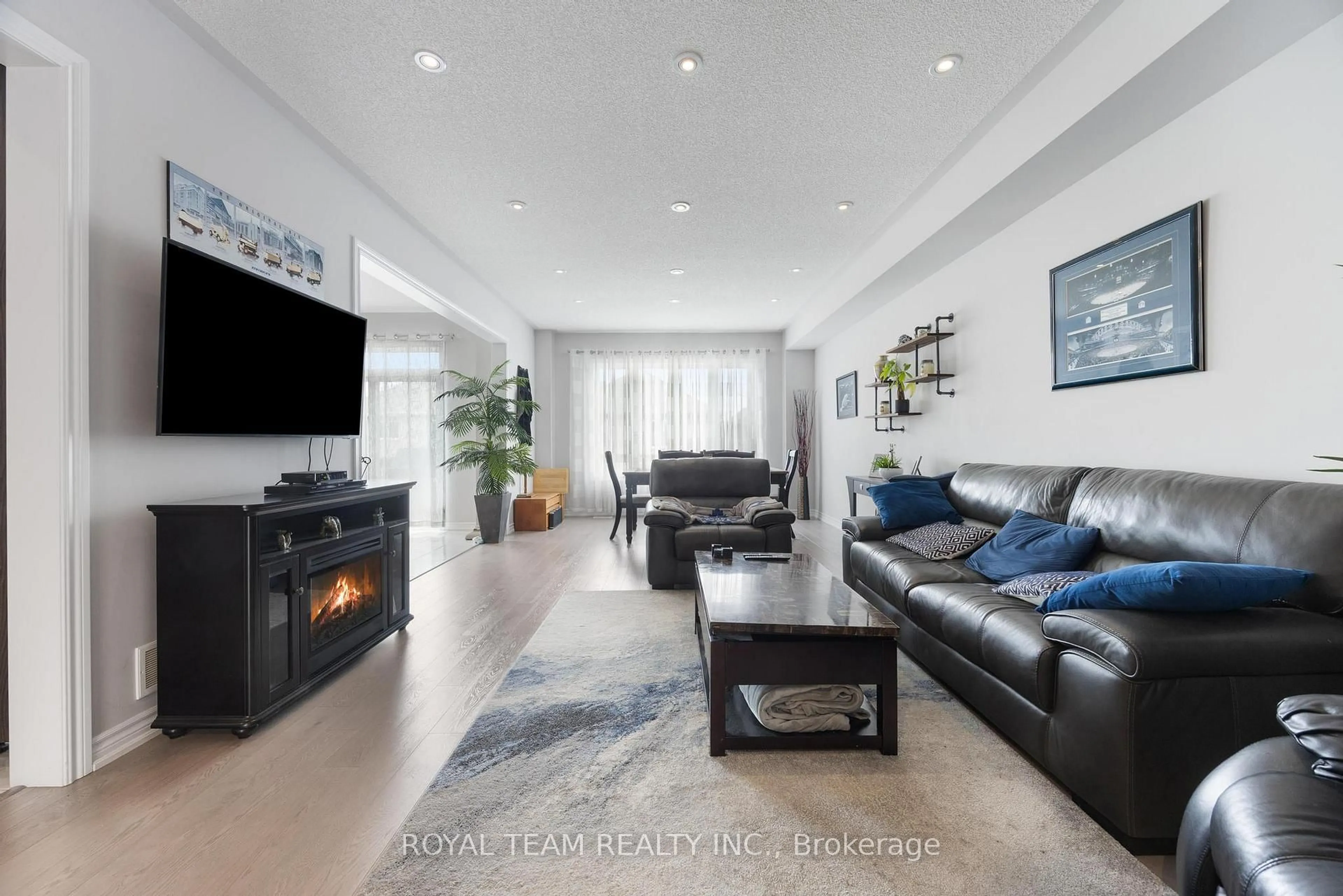 Living room with furniture, unknown for 218 Richardson Cres, Bradford West Gwillimbury Ontario L3Z 0R6