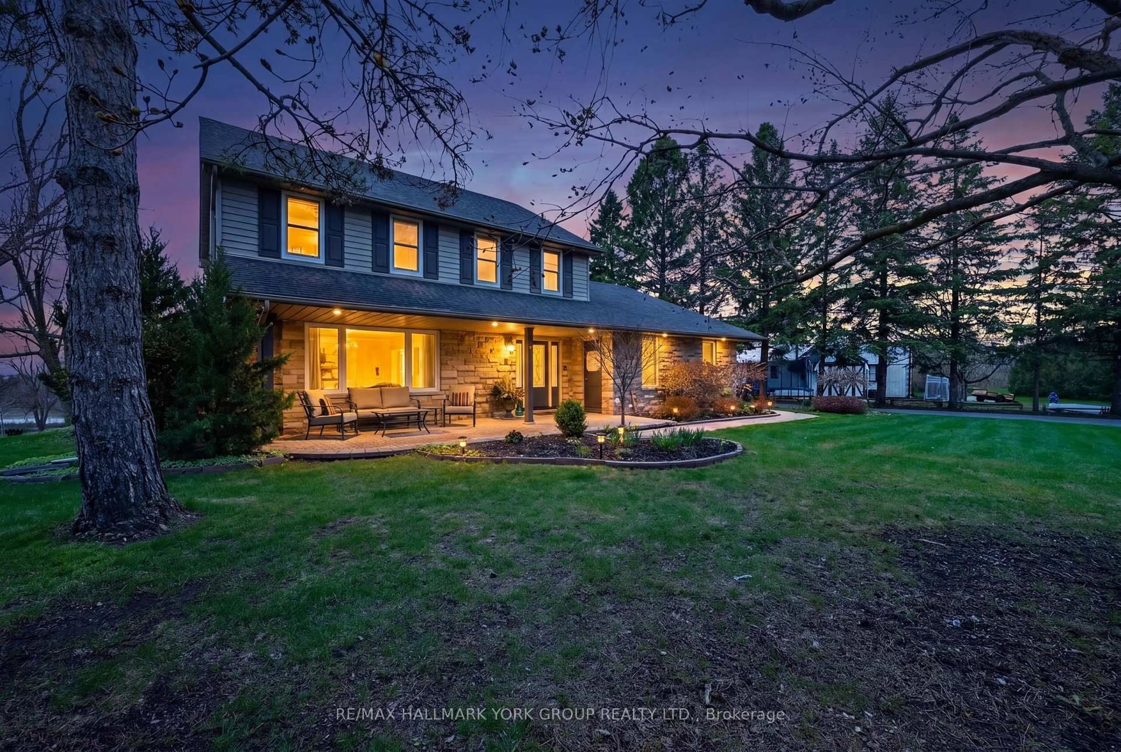 A pic from outside/outdoor area/front of a property/back of a property/a pic from drone, unknown for 8 Grant Crt, East Gwillimbury Ontario L0G 1R0
