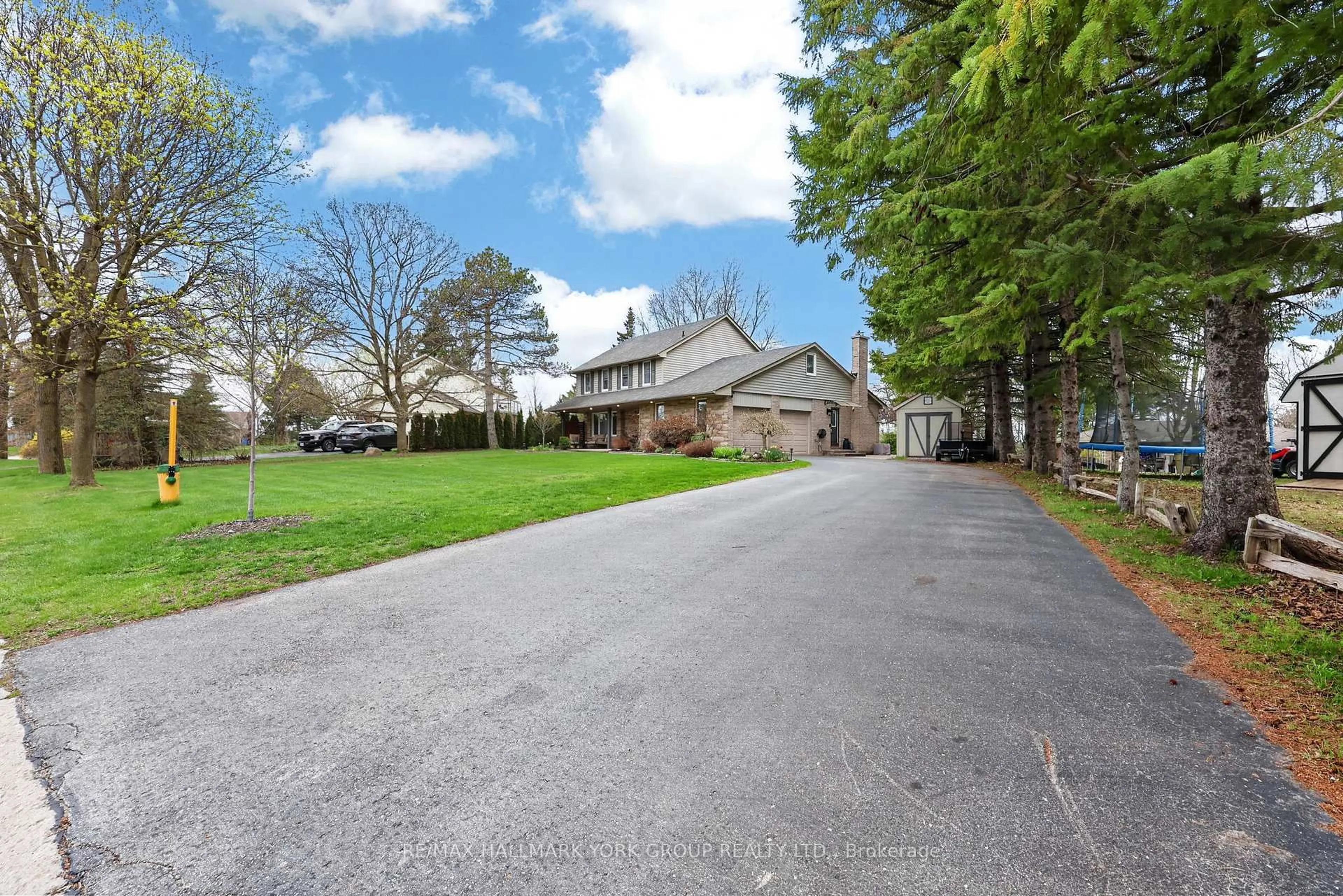 A pic from outside/outdoor area/front of a property/back of a property/a pic from drone, street for 8 Grant Crt, East Gwillimbury Ontario L0G 1R0