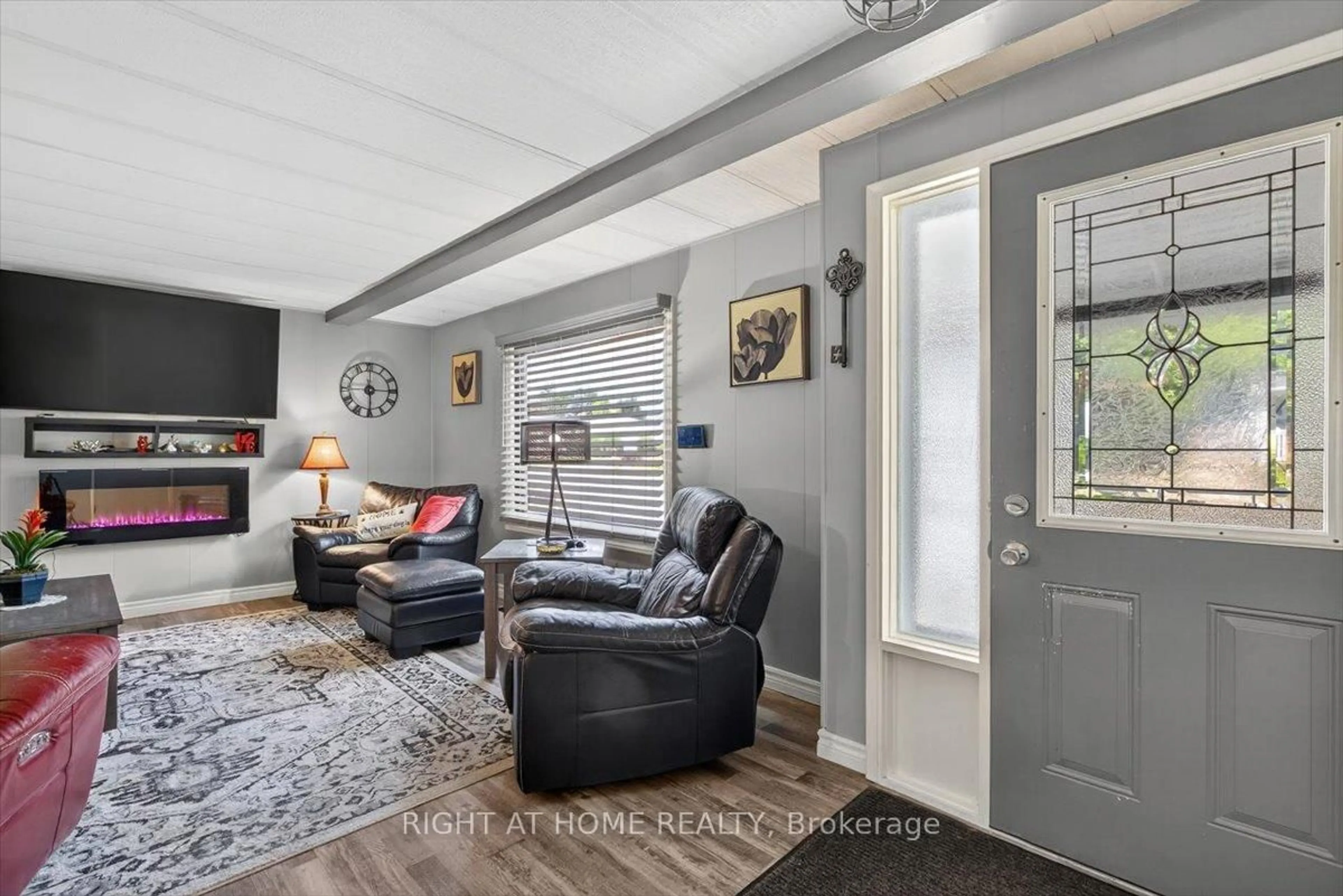 Living room with furniture, unknown for 45 Linden Lane, Innisfil Ontario L9S 1P2