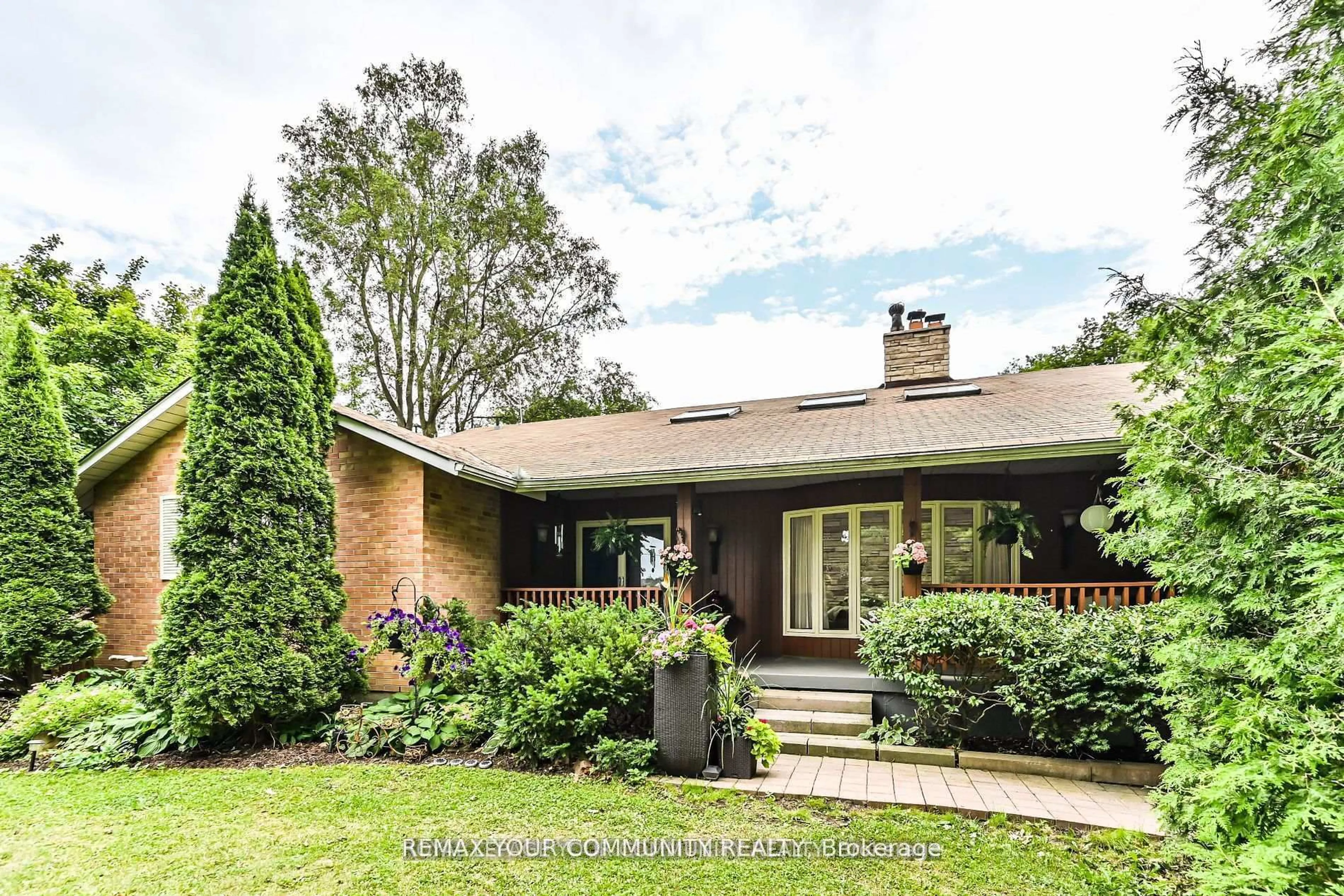 A pic from outside/outdoor area/front of a property/back of a property/a pic from drone, street for 247 Harris Ave, Richmond Hill Ontario L4E 3M3