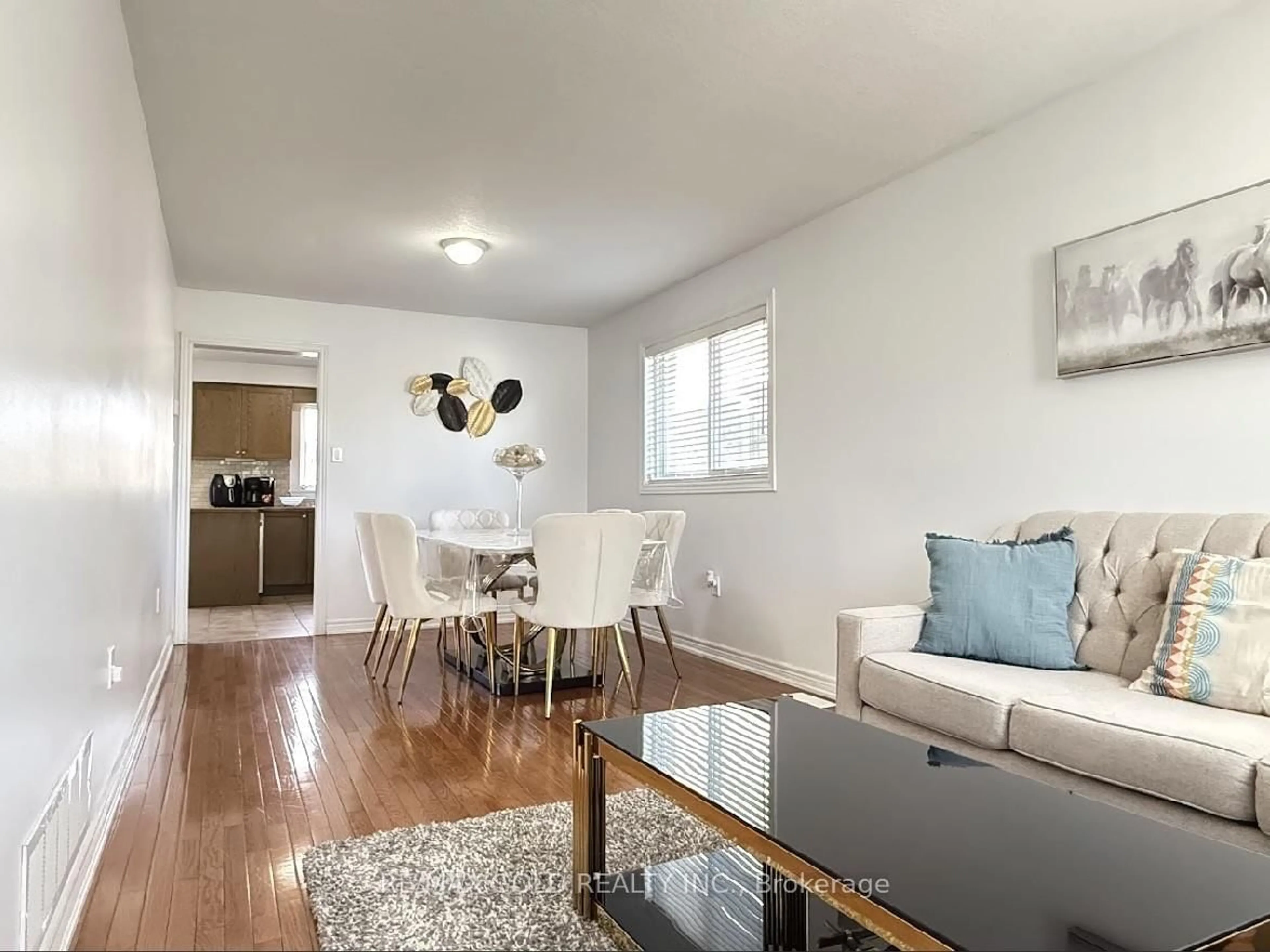 Living room with furniture, wood/laminate floor for 128 Buchanan Dr, New Tecumseth Ontario L9R 0A3