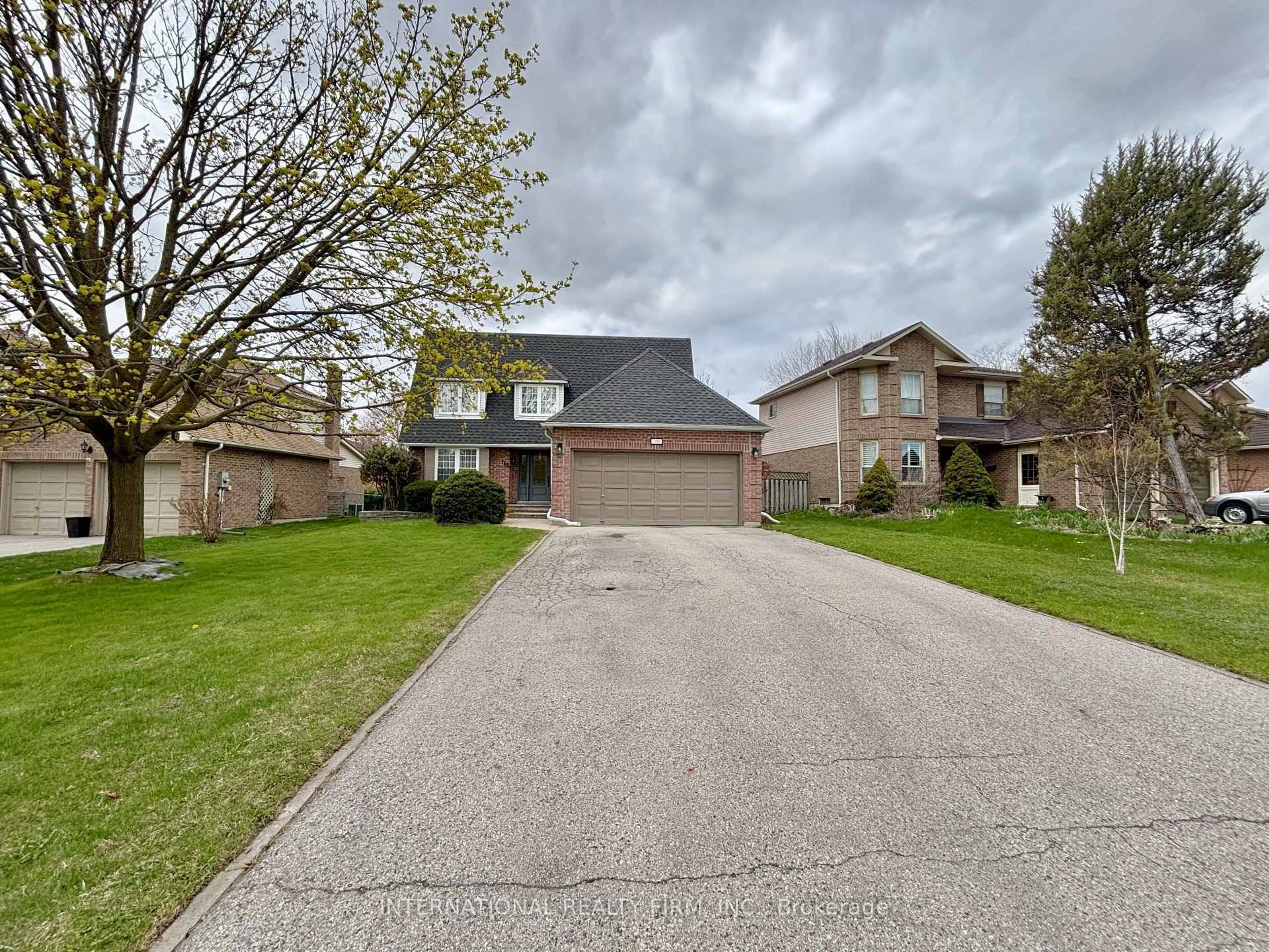 A pic from outside/outdoor area/front of a property/back of a property/a pic from drone, street for 168 Willow Lane, Newmarket Ontario L3Y 4J3