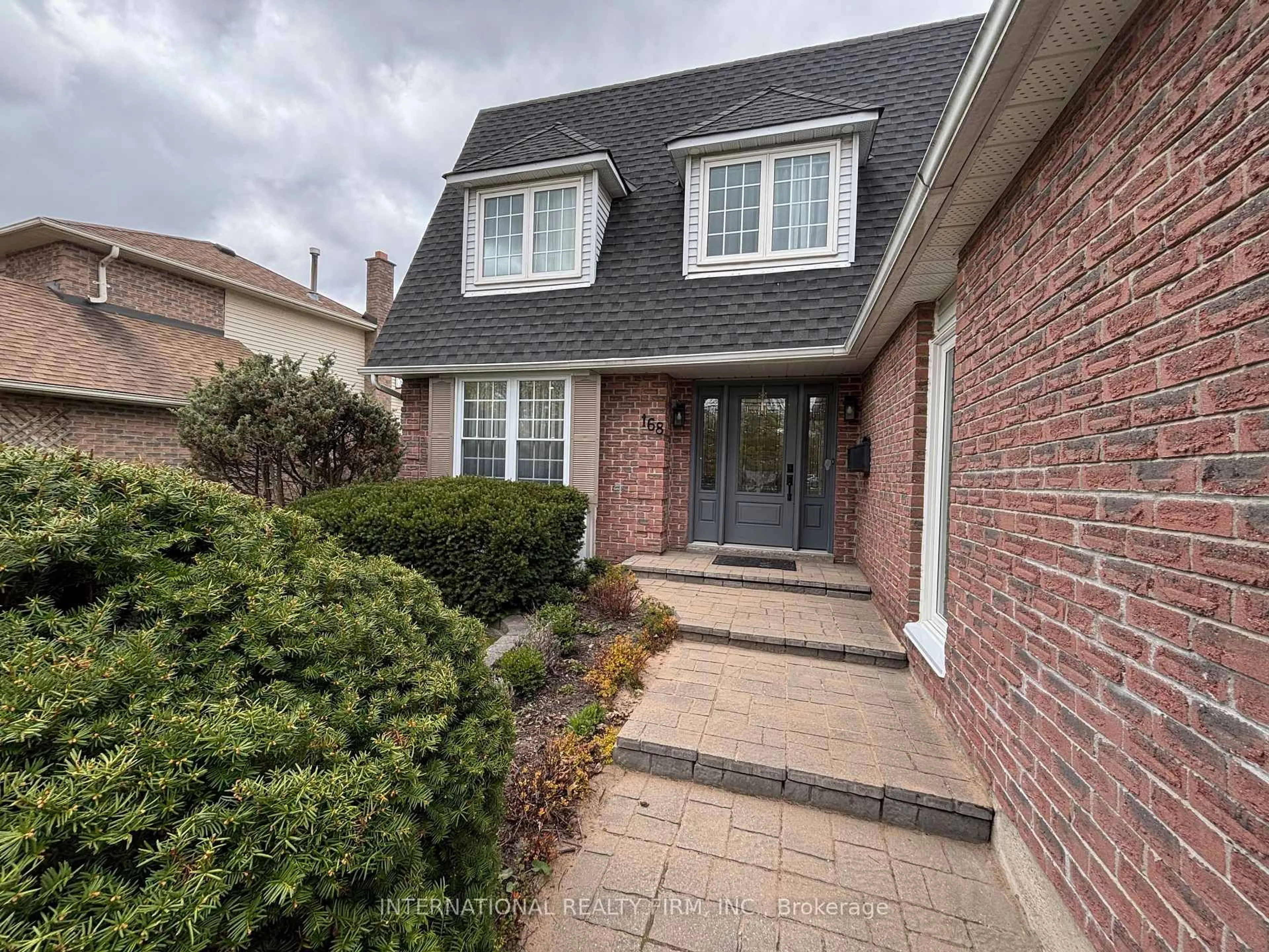 Home with brick exterior material, street for 168 Willow Lane, Newmarket Ontario L3Y 4J3