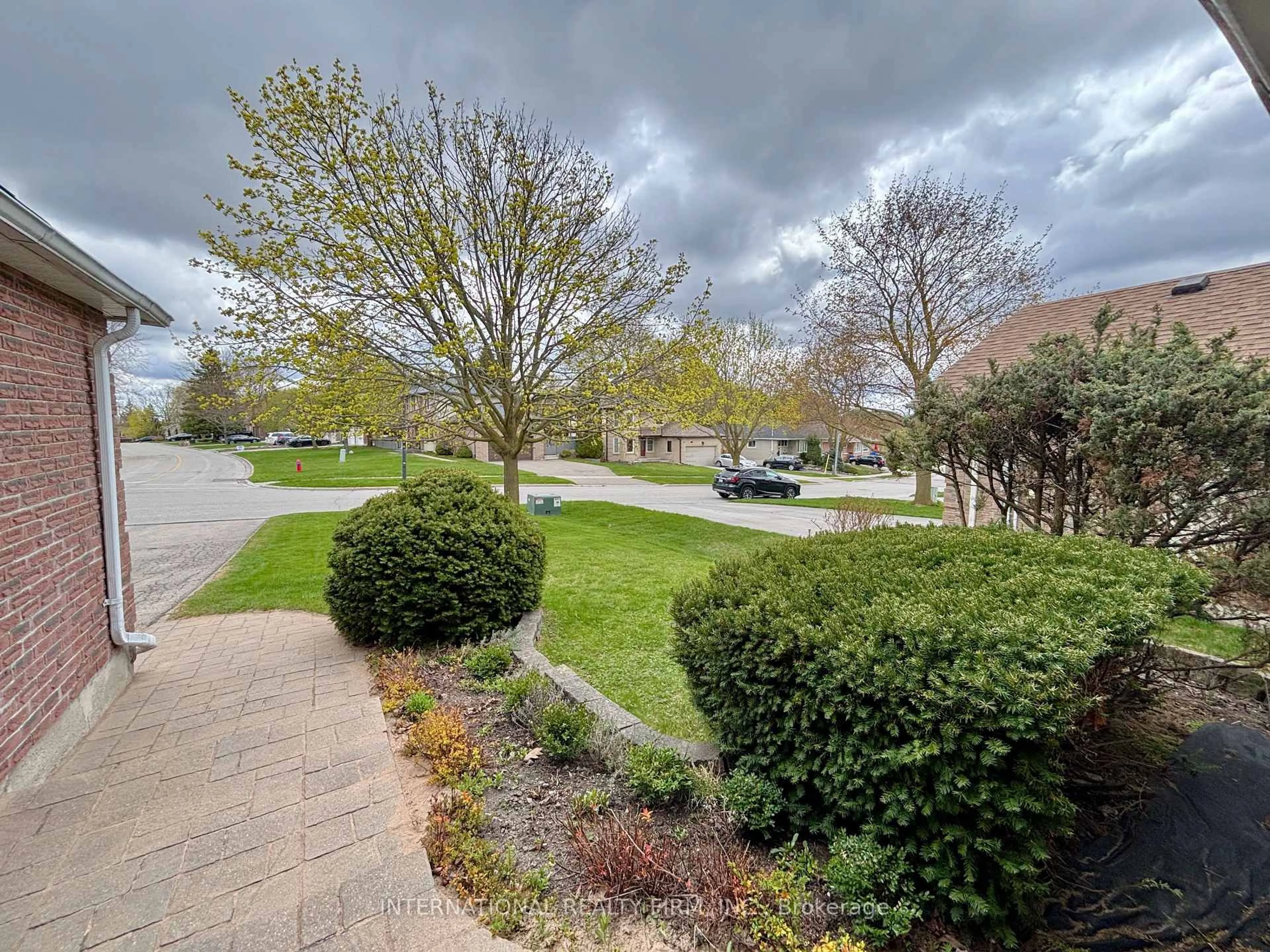 A pic from outside/outdoor area/front of a property/back of a property/a pic from drone, street for 168 Willow Lane, Newmarket Ontario L3Y 4J3