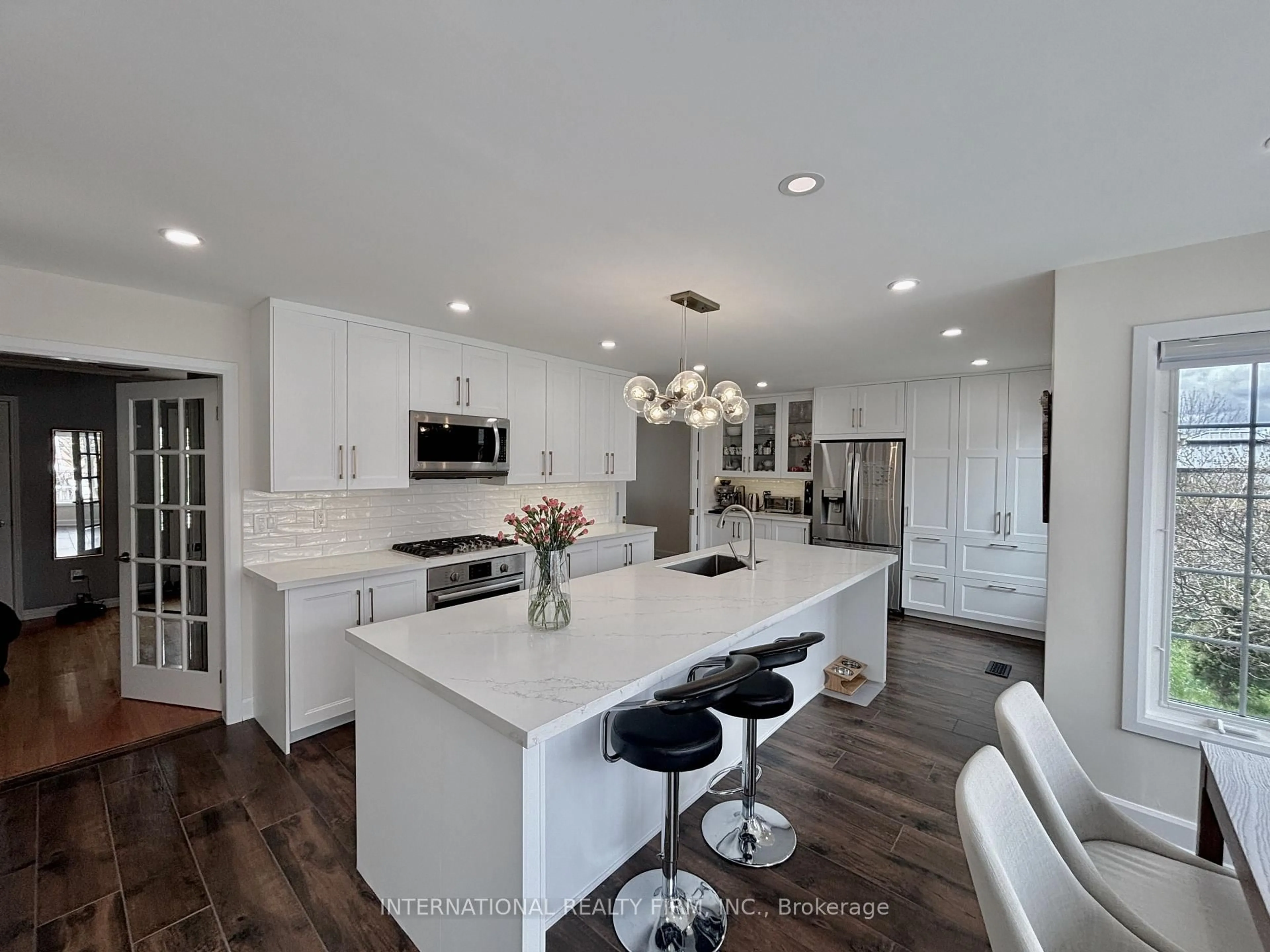 Open concept kitchen, unknown for 168 Willow Lane, Newmarket Ontario L3Y 4J3