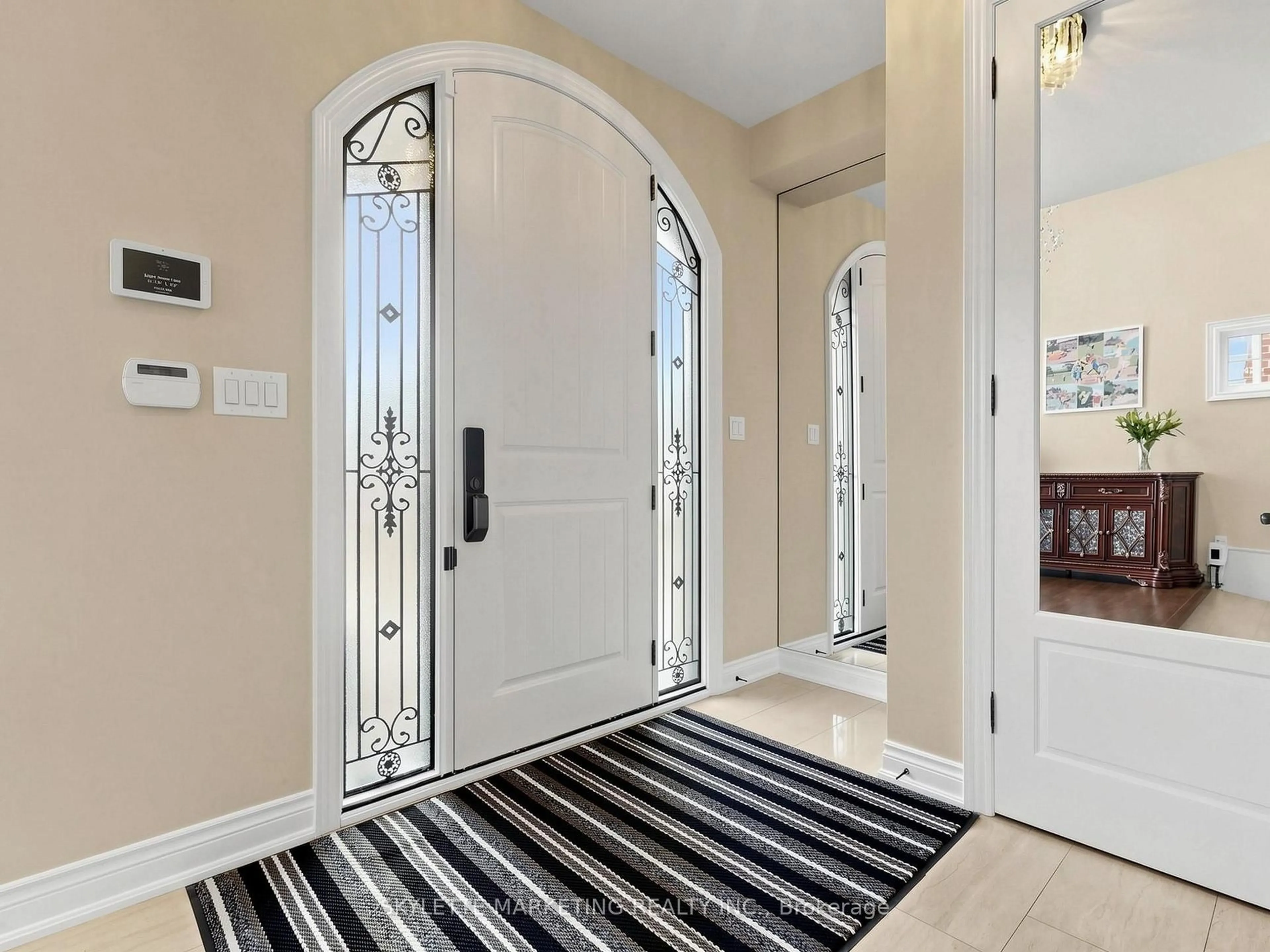 Indoor entryway for 24 Royal West Rd, Markham Ontario L6C 0L5
