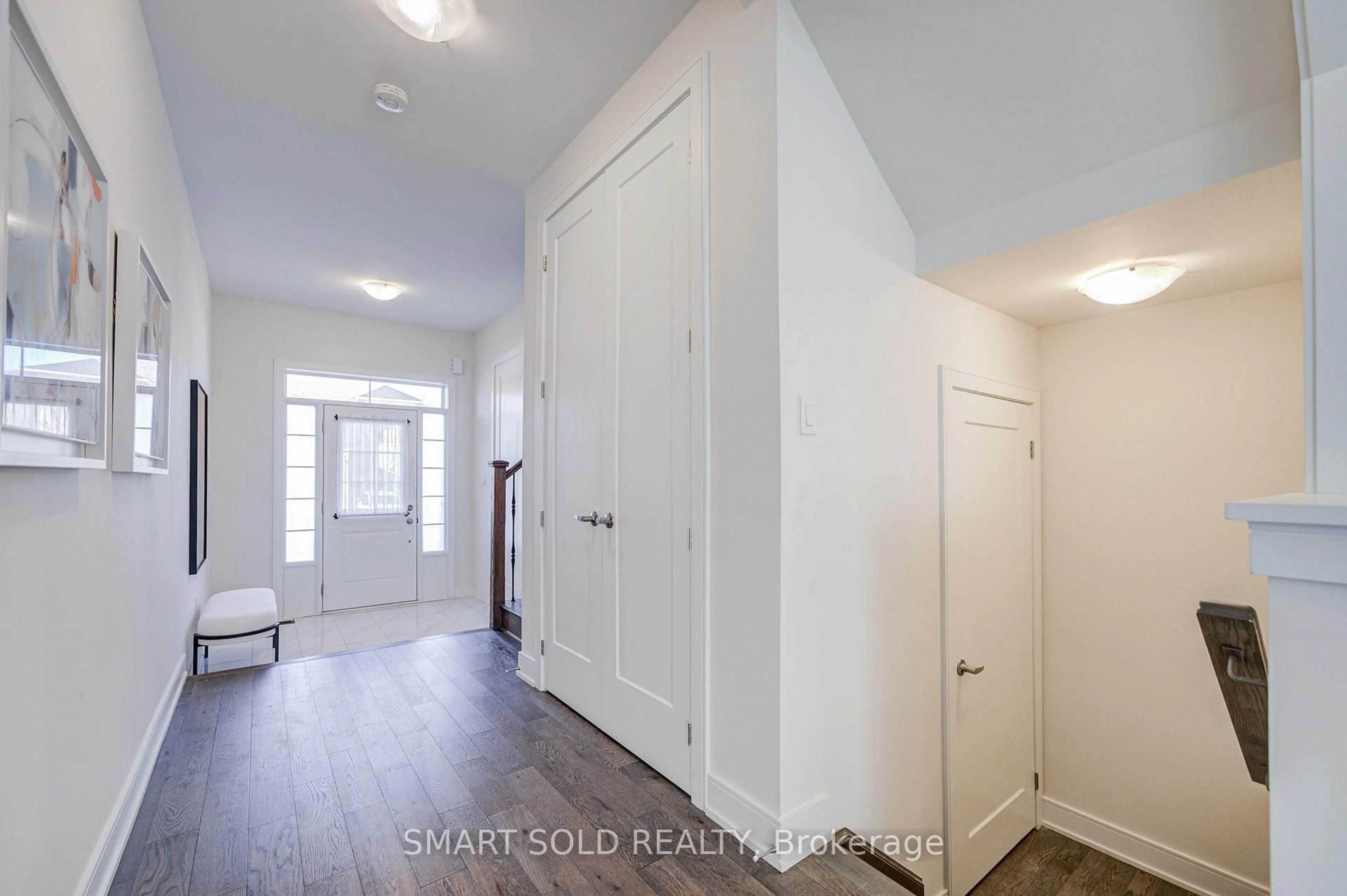 Indoor entryway for 91 Angus Morton Cres, East Gwillimbury Ontario L9N 1S4