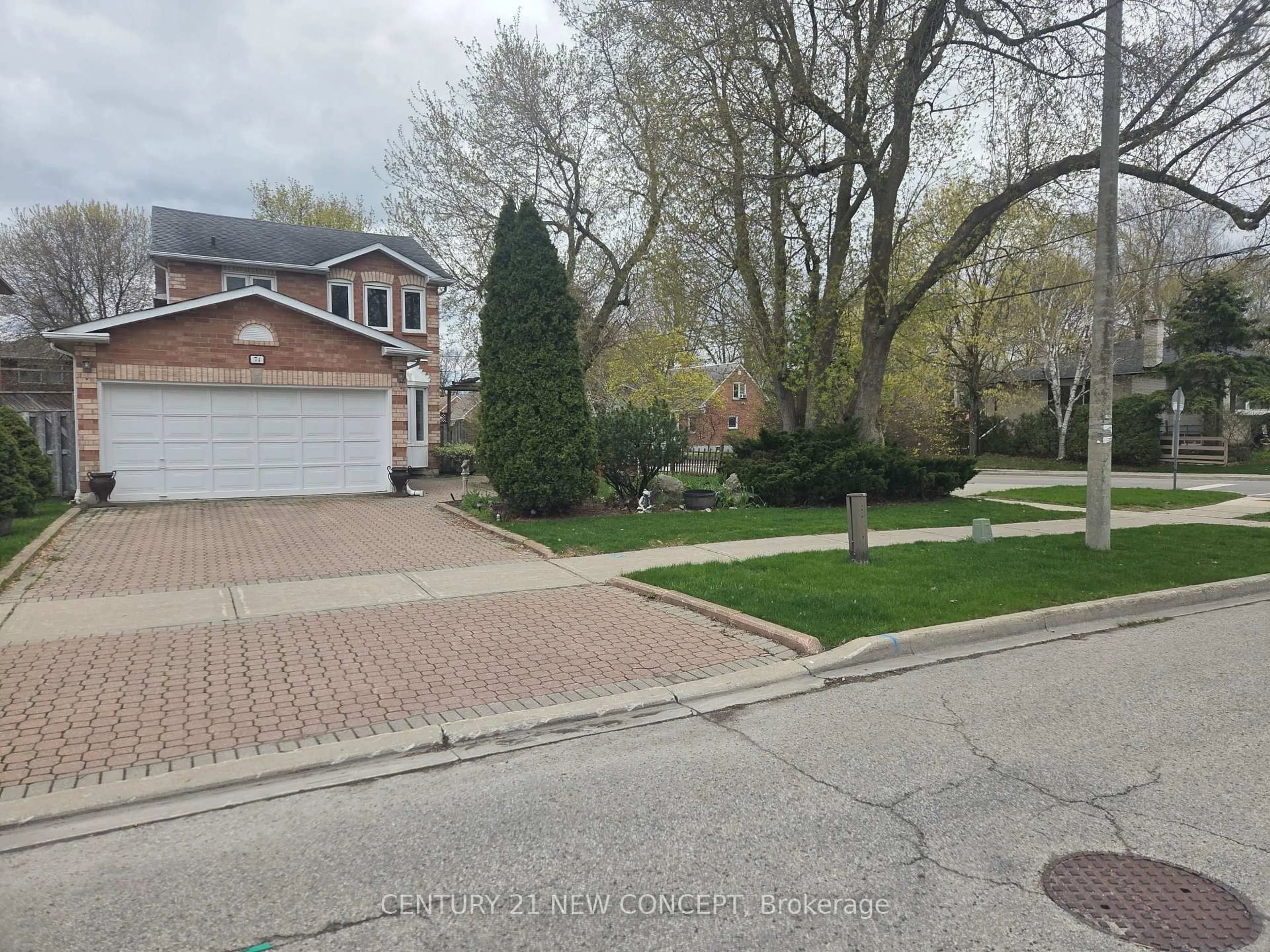 A pic from outside/outdoor area/front of a property/back of a property/a pic from drone, street for 74 Dunsmore Cres, Richmond Hill Ontario L4C 0C5