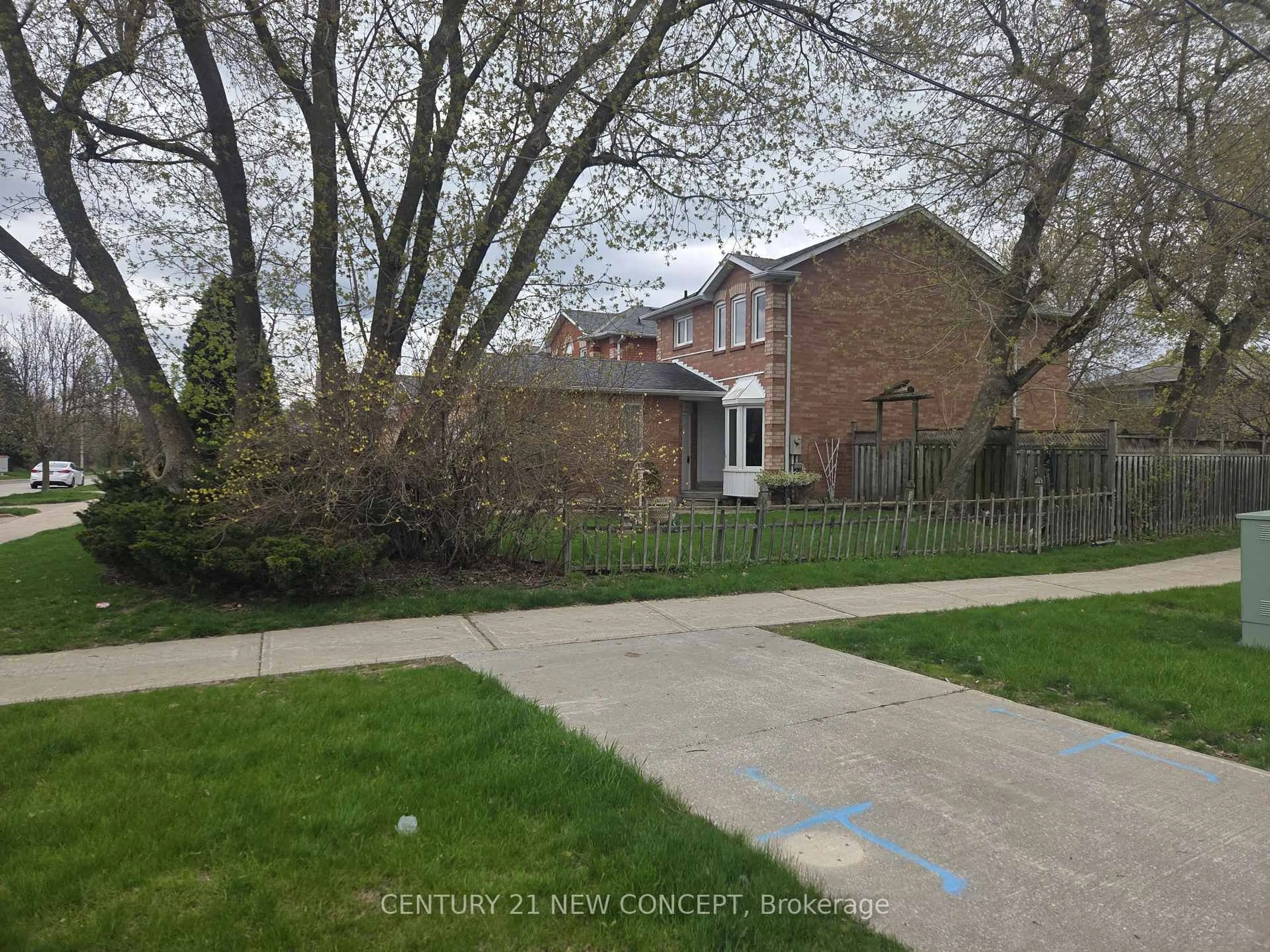 A pic from outside/outdoor area/front of a property/back of a property/a pic from drone, street for 74 Dunsmore Cres, Richmond Hill Ontario L4C 0C5