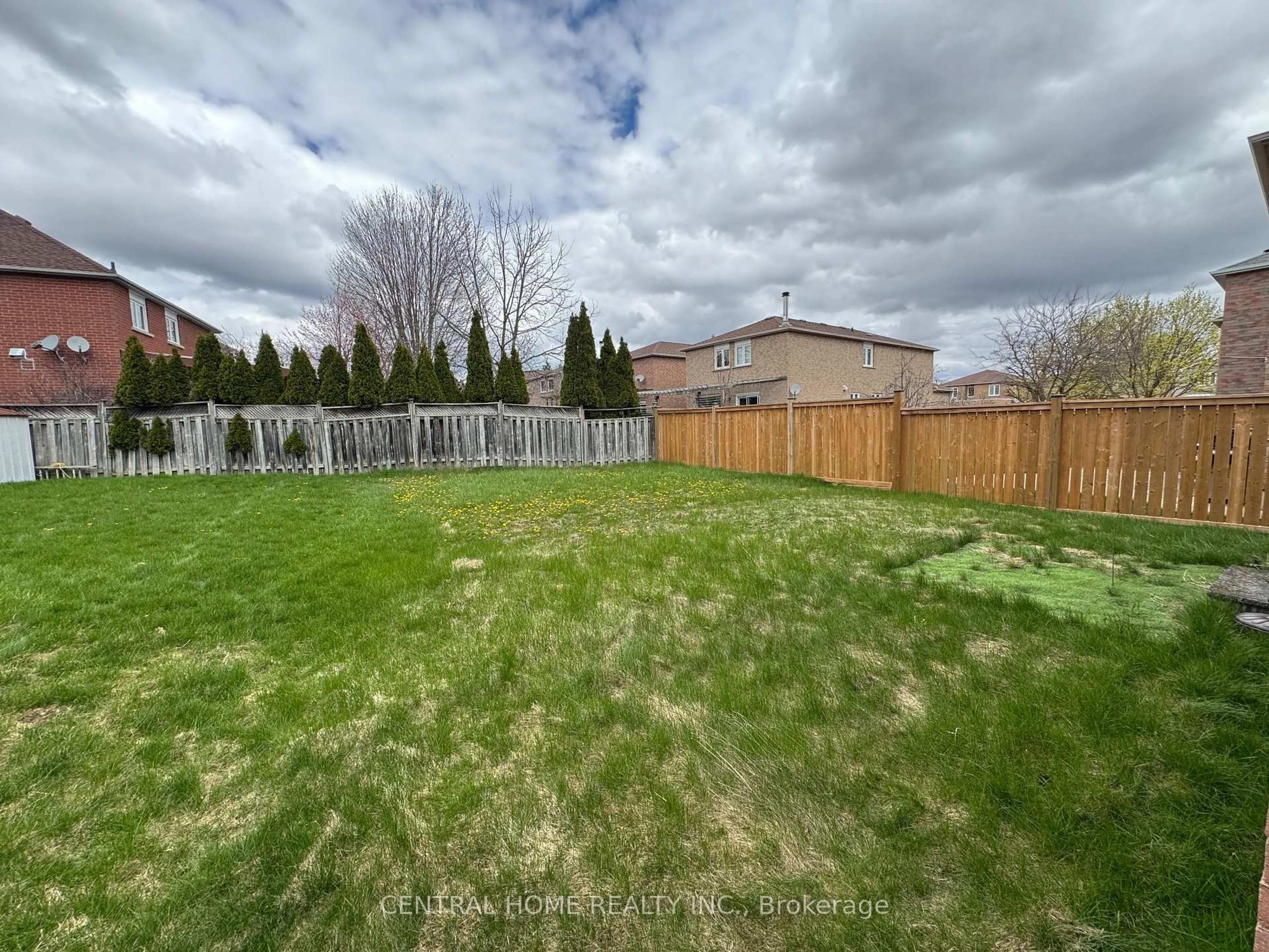 A pic from outside/outdoor area/front of a property/back of a property/a pic from drone, unknown for 10 Cedarhurst Dr, Richmond Hill Ontario L4S 1B7