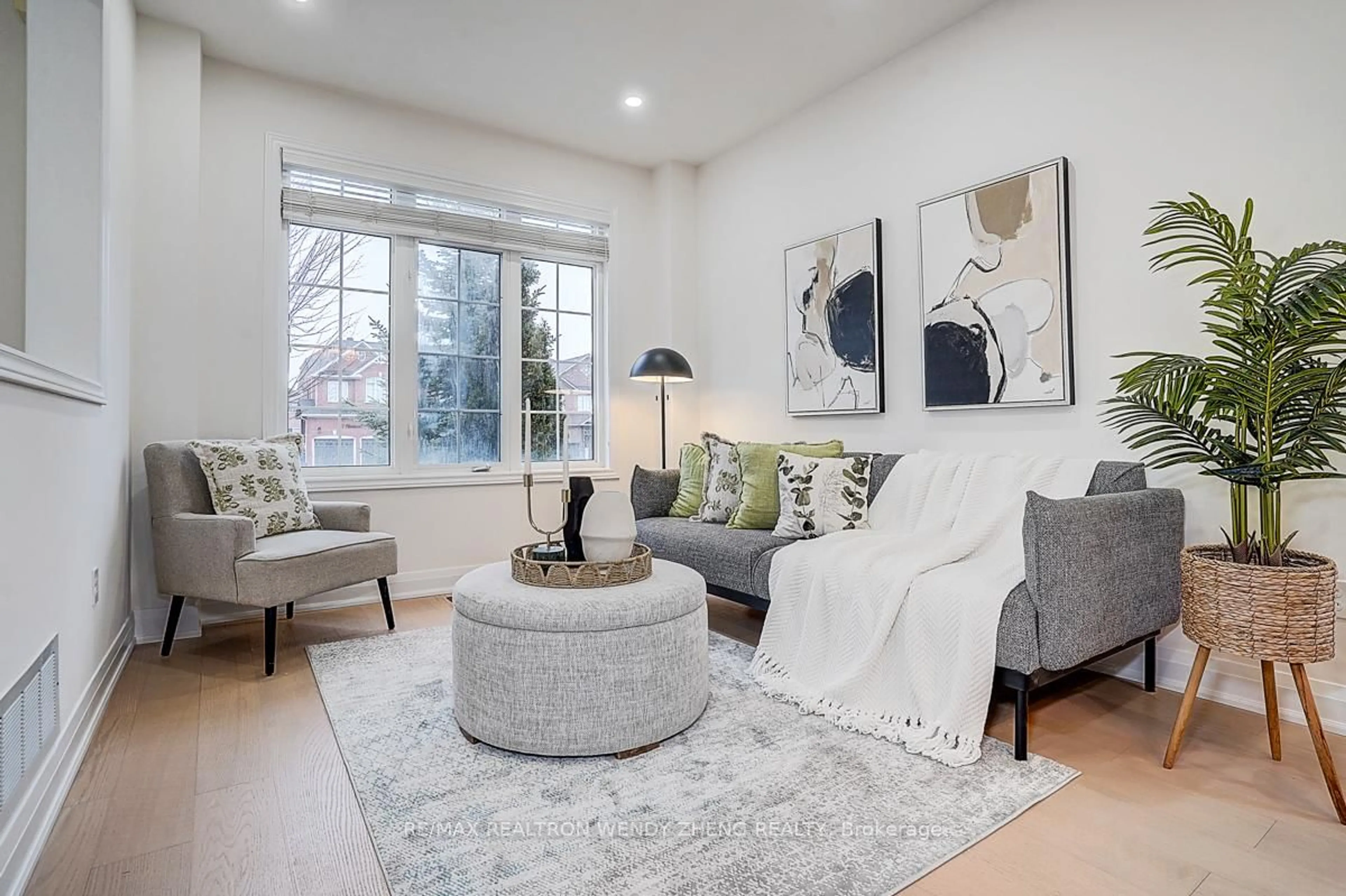 Living room with furniture, unknown for 16 Hartwell Way, Aurora Ontario L4G 7X7