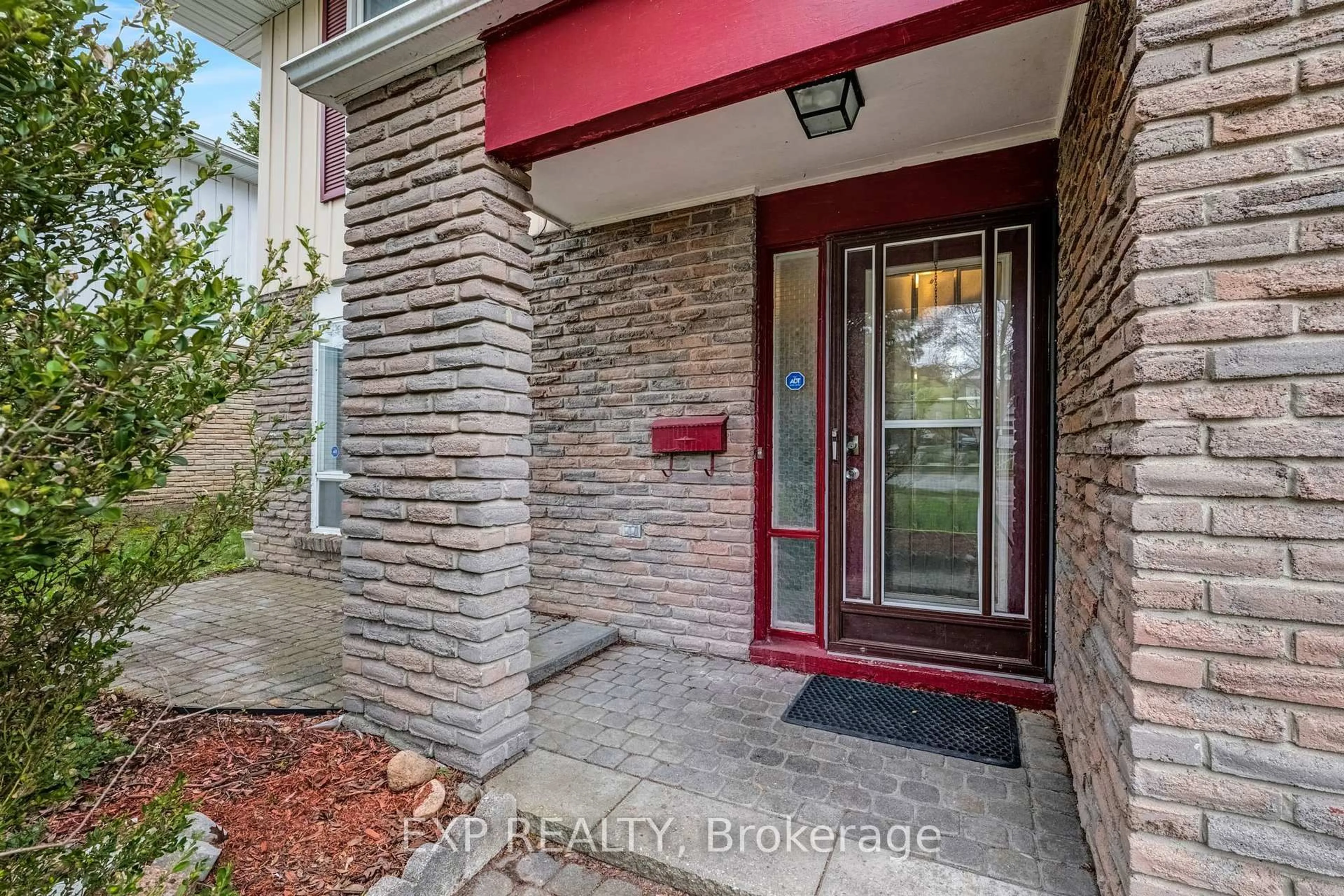 Indoor entryway for 810 Srigley St, Newmarket Ontario L3Y 1X7